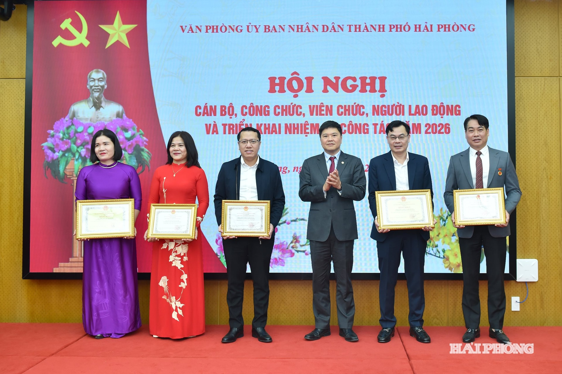Đồng chí Hoàng Minh Cường, Phó Chủ tịch UBND thành phố trao bằng khen tặng các tập thể có thành tích xuất sắc.