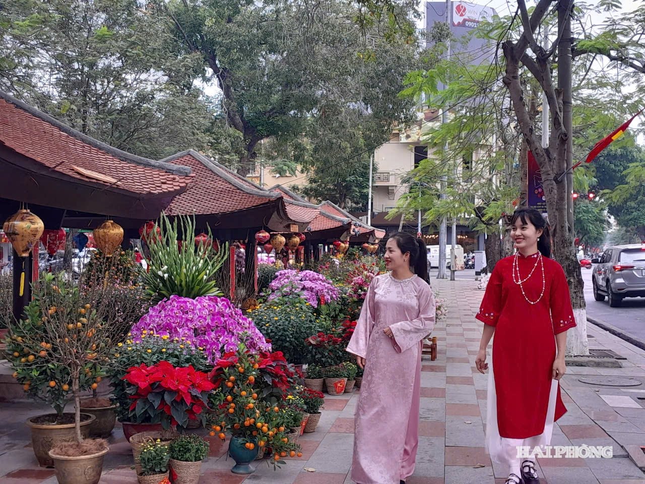 Con l'arrivo del clima mite, l'ao dai (l'abito tradizionale vietnamita) è una scelta popolare per le uscite primaverili.