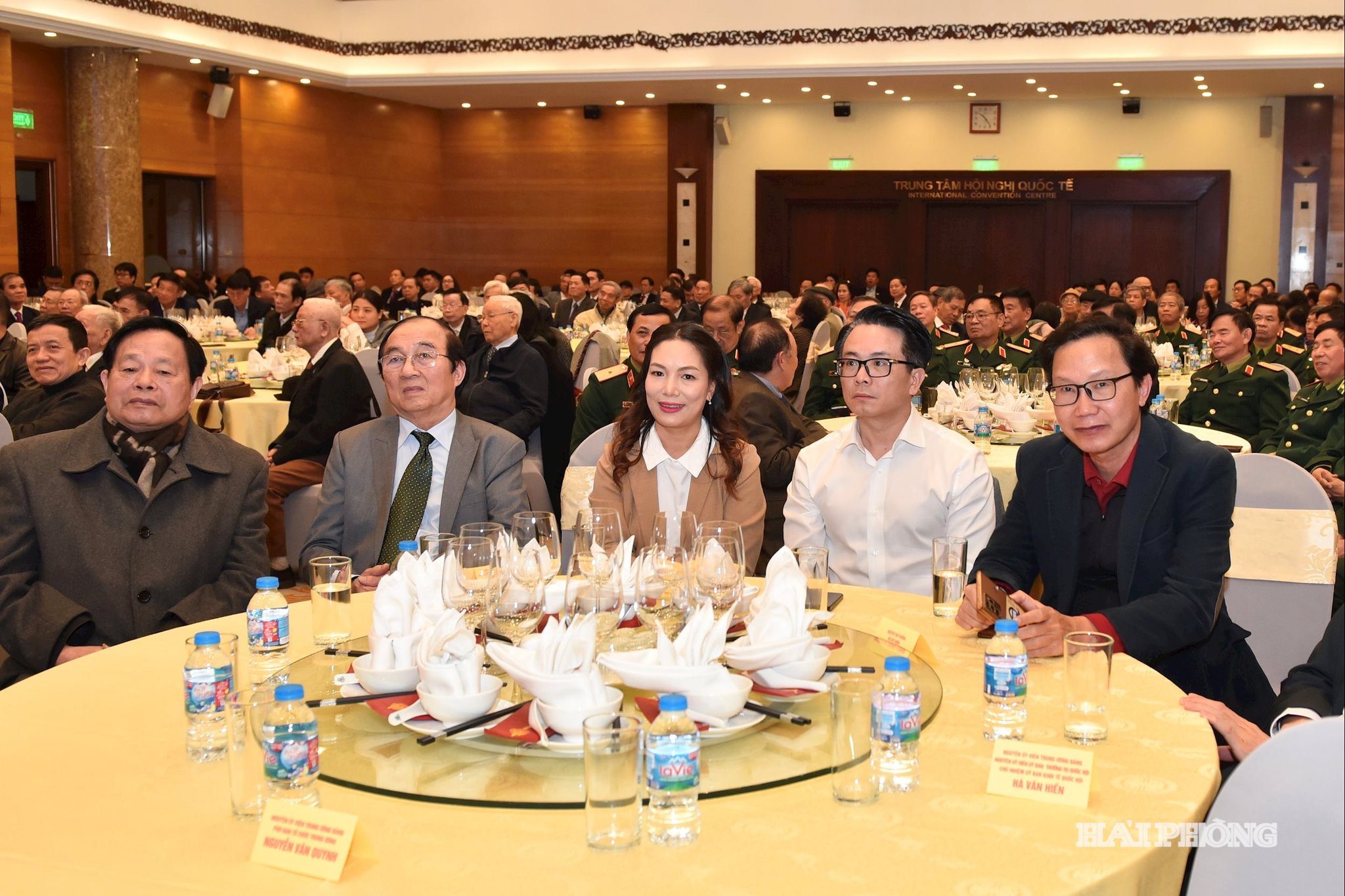 Các đại biểu dự cuộc tiếp xúc.