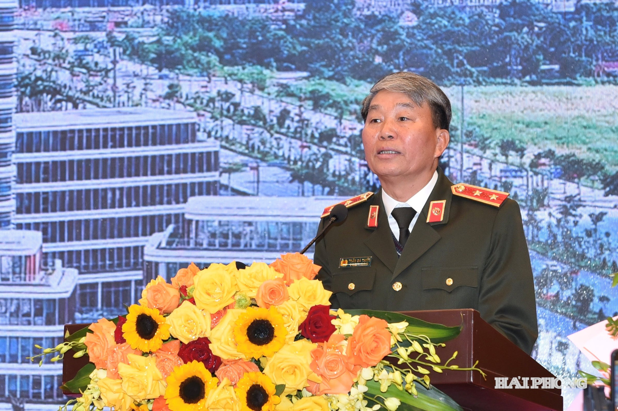 Trung tướng Trần Bá Thiều, Chủ tịch Hội đồng hương Hải Phòng tại Hà Nội phát biểu tại cuộc tiếp xúc.