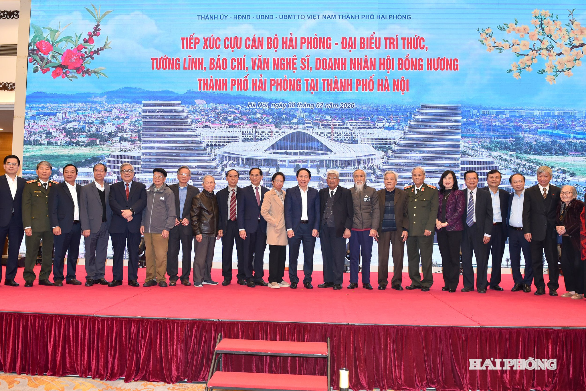 Các đồng chí lãnh đạo ban, bộ, ngành trung ương, thành phố cùng đại biểu dự cuộc tiếp xúc.