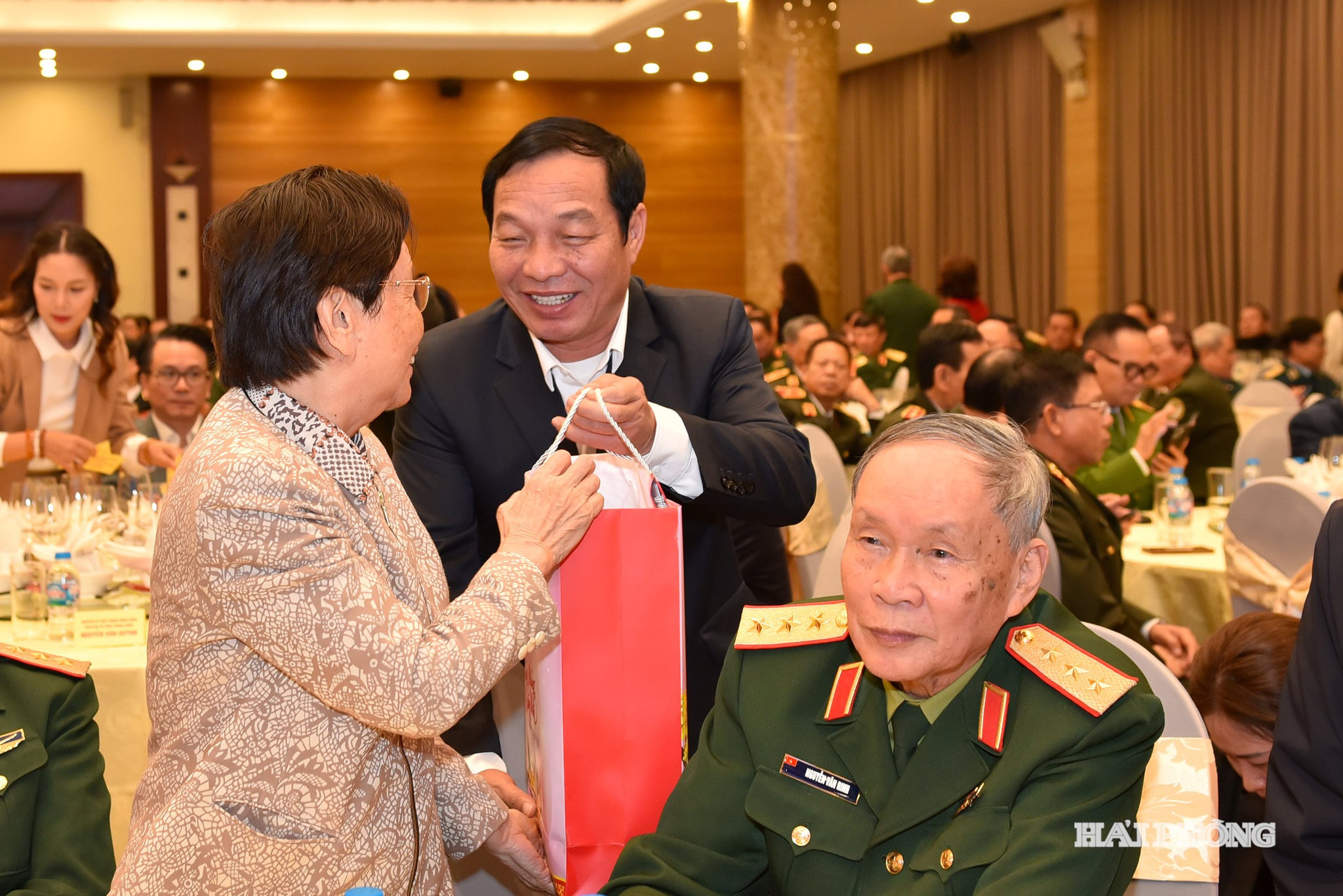 Đồng chí Lê Văn Hiệu, Phó bí thư Thành ủy, Chủ tịch HĐND thành phố trao quà tặng các hội viên xuất sắc, tiêu biểu.