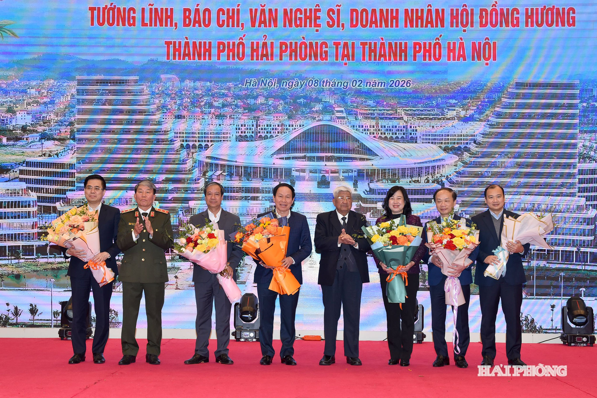 Đồng chí Phạm Thế Duyệt, nguyên Ủy viên Thường trực Bộ Chính trị, nguyên Chủ tịch Ủy ban Trung ương MTTQ Việt Nam tặng hoa chúc mừng các đồng chí Uỷ viên Trung ương Đảng.