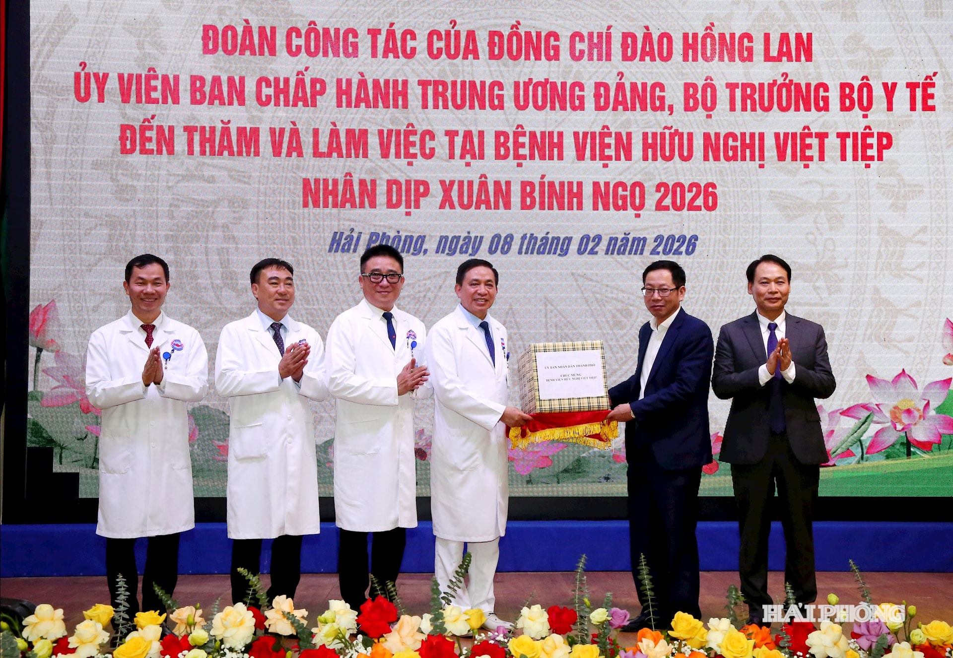Le camarade Vu Tien Phung, vice-président du Comité populaire de la ville, a rendu visite à l'hôpital de l'Amitié Viet Tiep et lui a présenté ses vœux de Nouvel An.