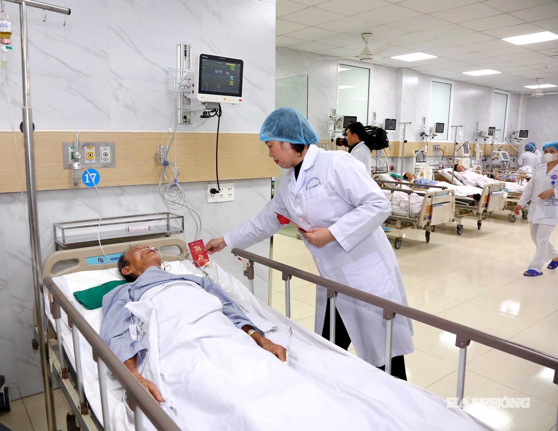 Le camarade Dao Hong Lan, membre du Comité central du Parti et ministre de la Santé, a rendu visite aux patients de l'hôpital de l'Amitié Viet Tiep et leur a présenté ses vœux du Nouvel An.