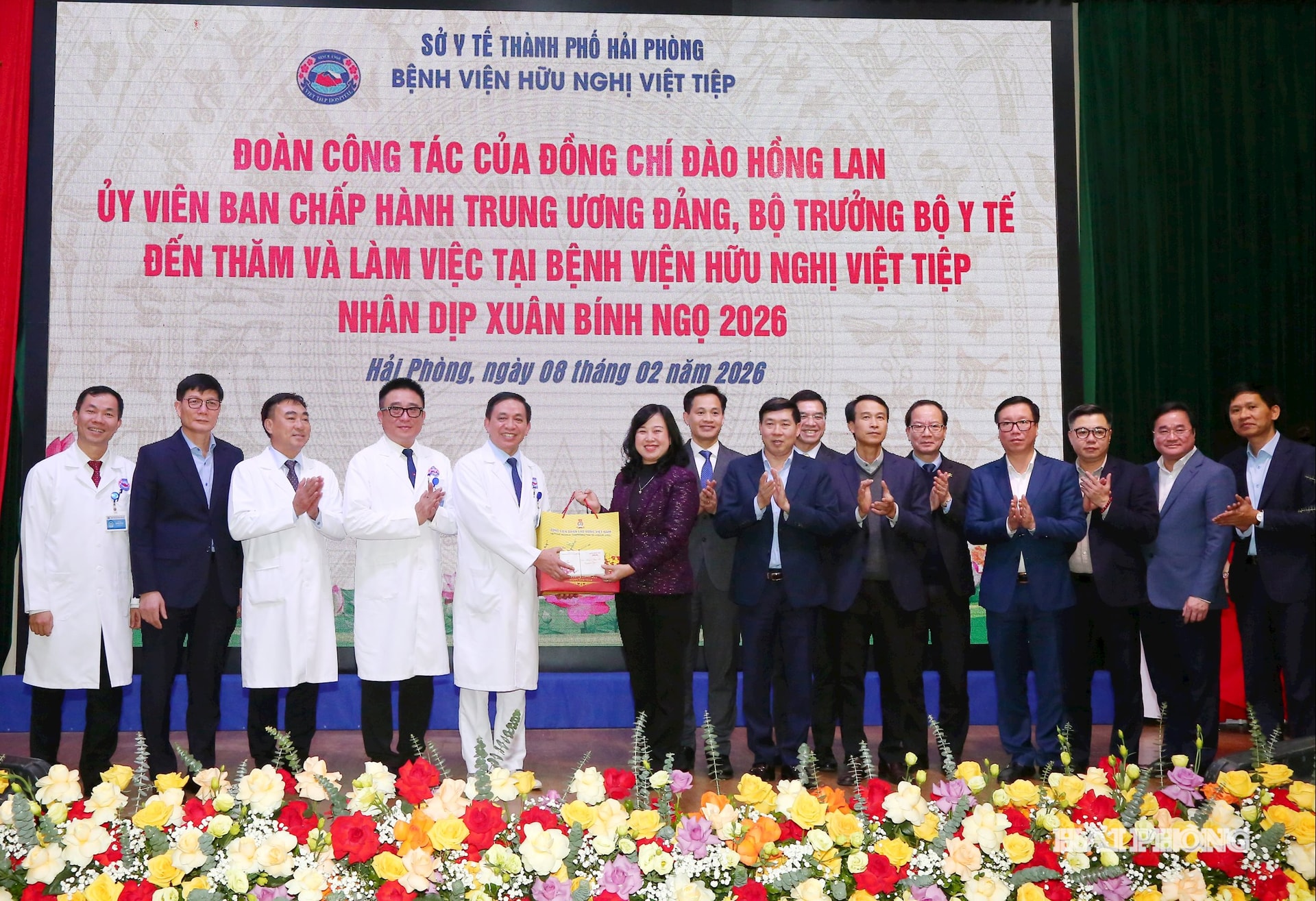 Le camarade Dao Hong Lan, membre du Comité central du Parti et ministre de la Santé, a rendu visite aux médecins et au personnel médical de l'hôpital de l'Amitié Viet Tiep et leur a présenté ses vœux de Nouvel An.
