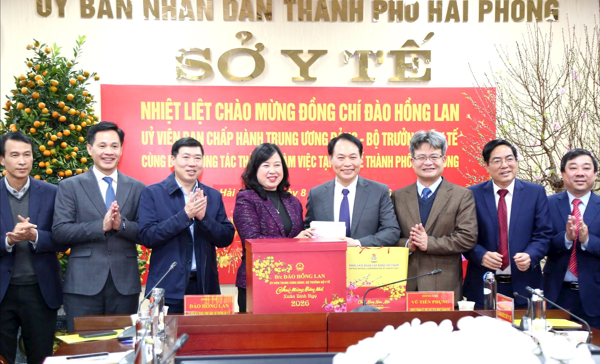 Le camarade Dao Hong Lan, membre du Comité central du Parti et ministre de la Santé, a rendu visite au département de la Santé de Hai Phong et lui a présenté ses vœux de Nouvel An.