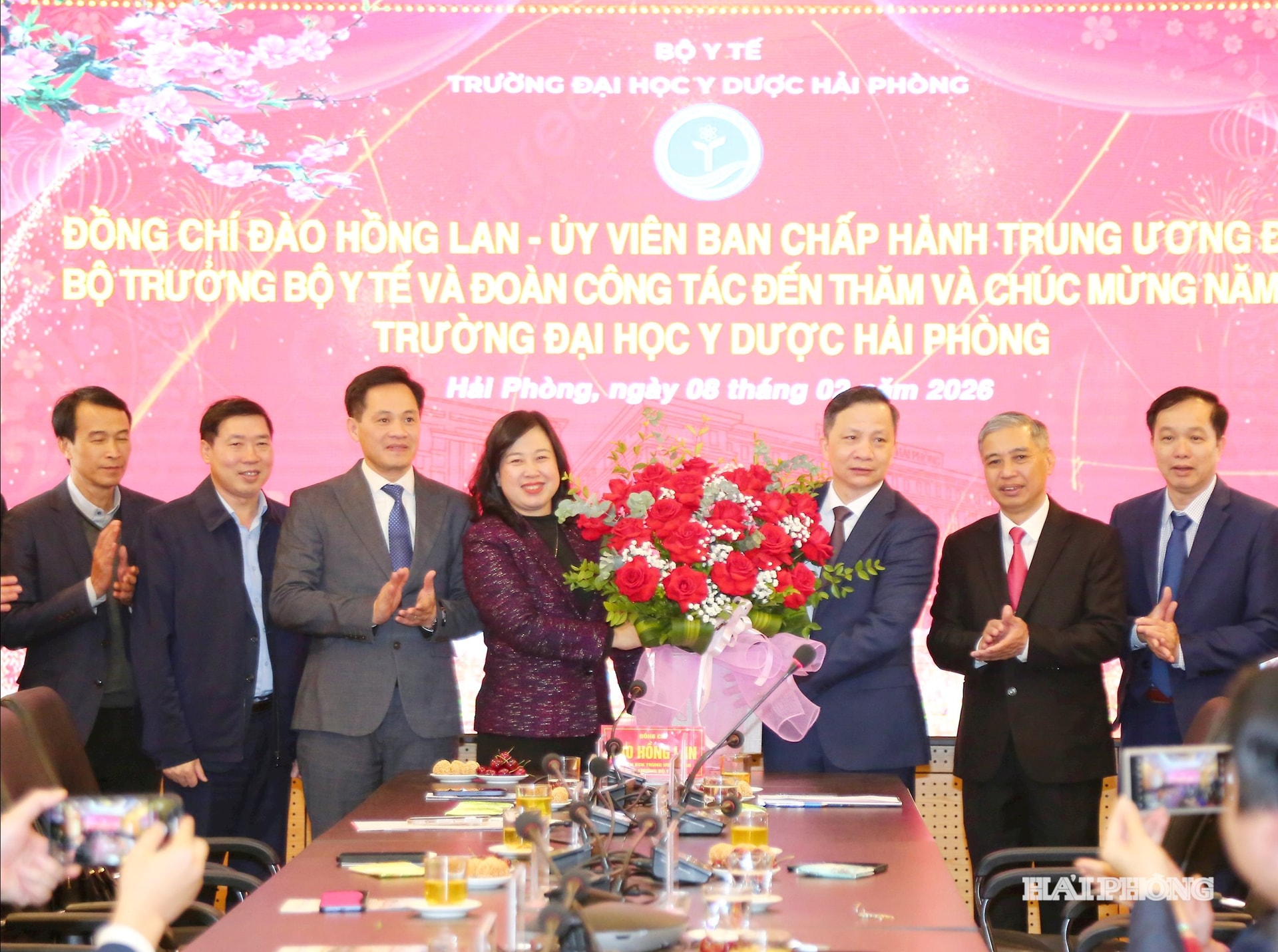 Le camarade Dao Hong Lan, membre du Comité central du Parti et ministre de la Santé, a rendu visite à l'Université de médecine et de pharmacie de Hai Phong et lui a présenté ses meilleurs vœux.