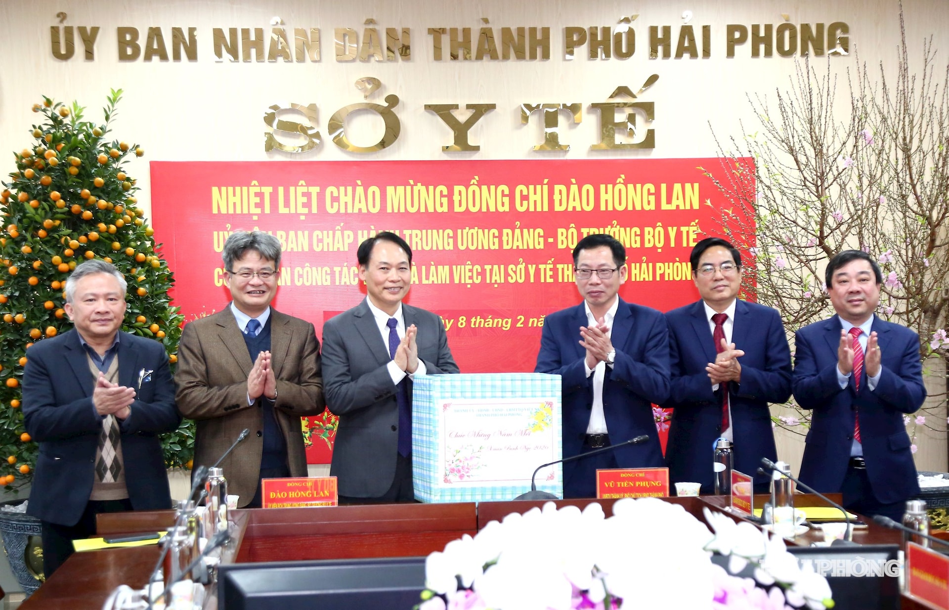 Le camarade Vu Tien Phung, vice-président du Comité populaire de la ville de Hai Phong, a rendu visite au département de la santé de Hai Phong et lui a présenté ses vœux de Nouvel An.