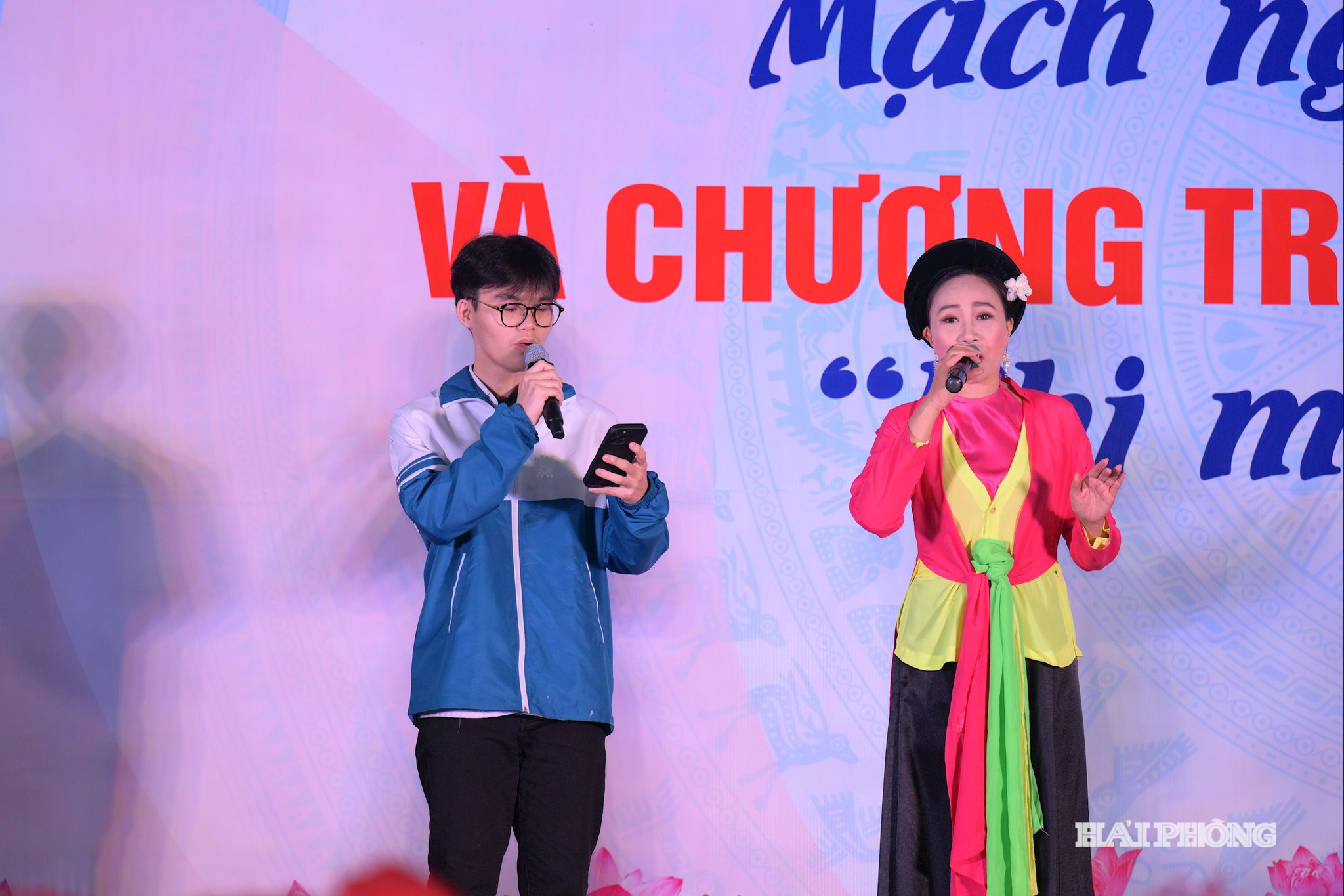 Em Bùi Đức Anh, học sinh lớp chuyên Nga, Trường THPT chuyên Nguyễn Trãi thử sức với làn điệu “Về Côn Sơn xuân nay