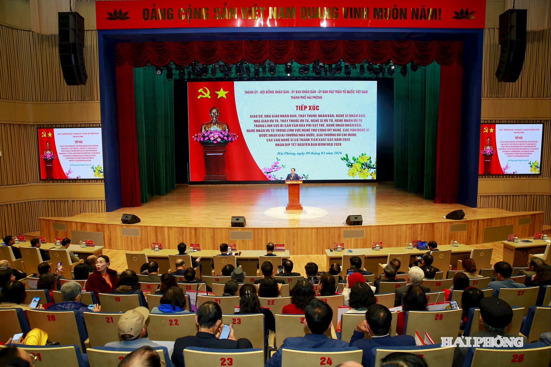 Đồng chí Lê Tiến Châu, Uỷ viên Trung ương Đảng, Bí thư Thành uỷ, Trưởng đoàn đại biểu Quốc hội Hải Phòng phát biểu tai cuộc tiếp xúc, chúc tết các giáo sư, nhà giáo, bác sĩ, văn nghệ sĩ tiêu biểu của thành phố nhân dịp đón Xuân Bính Ngọ
