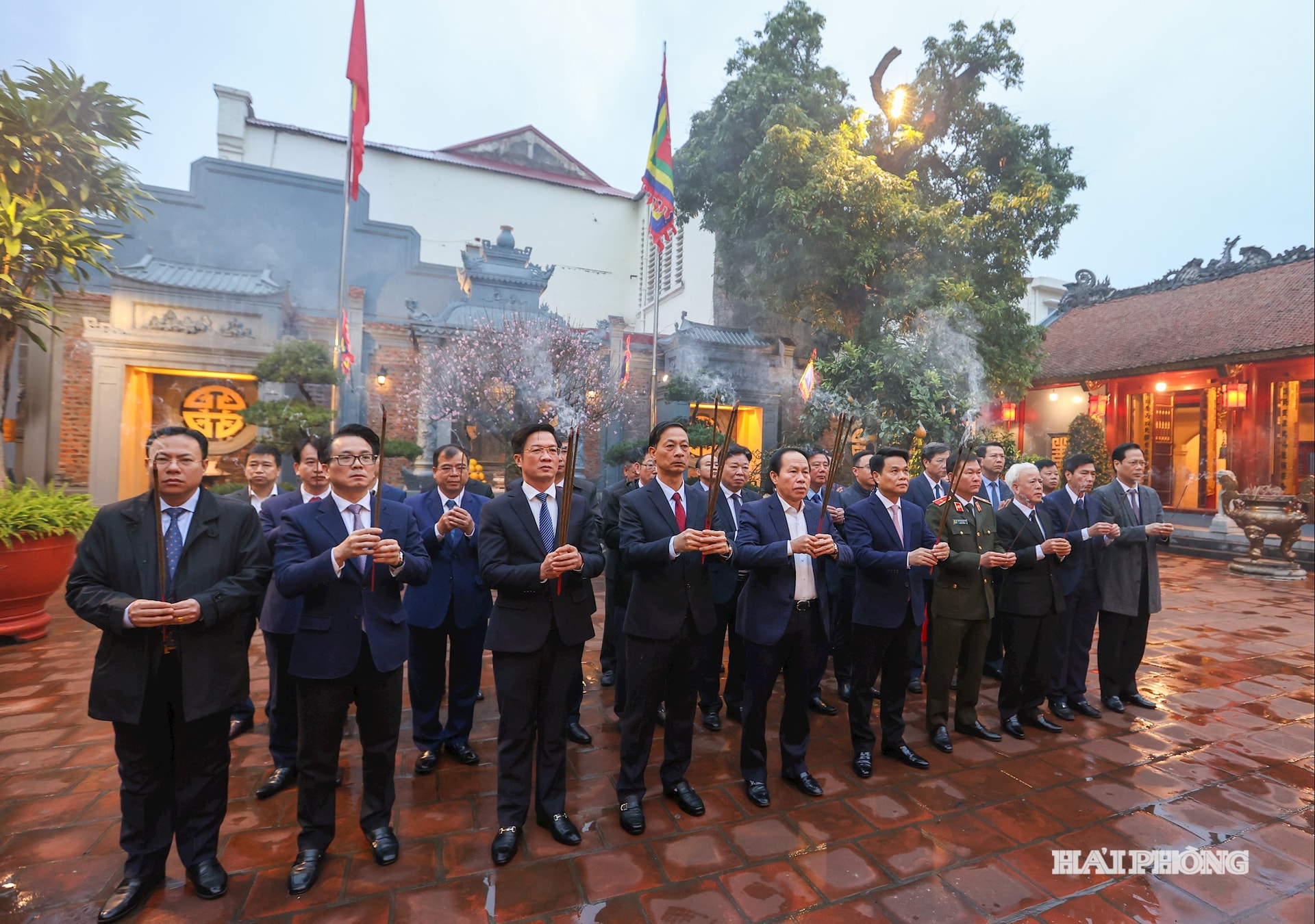 Đoàn đại biểu dâng hương tại Đền Nghè
