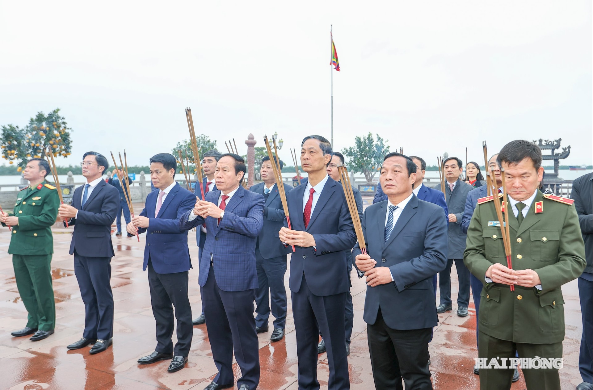 Đoàn đại biểu thành phố dâng hương tại Khu di tích Bạch Đằng Giang