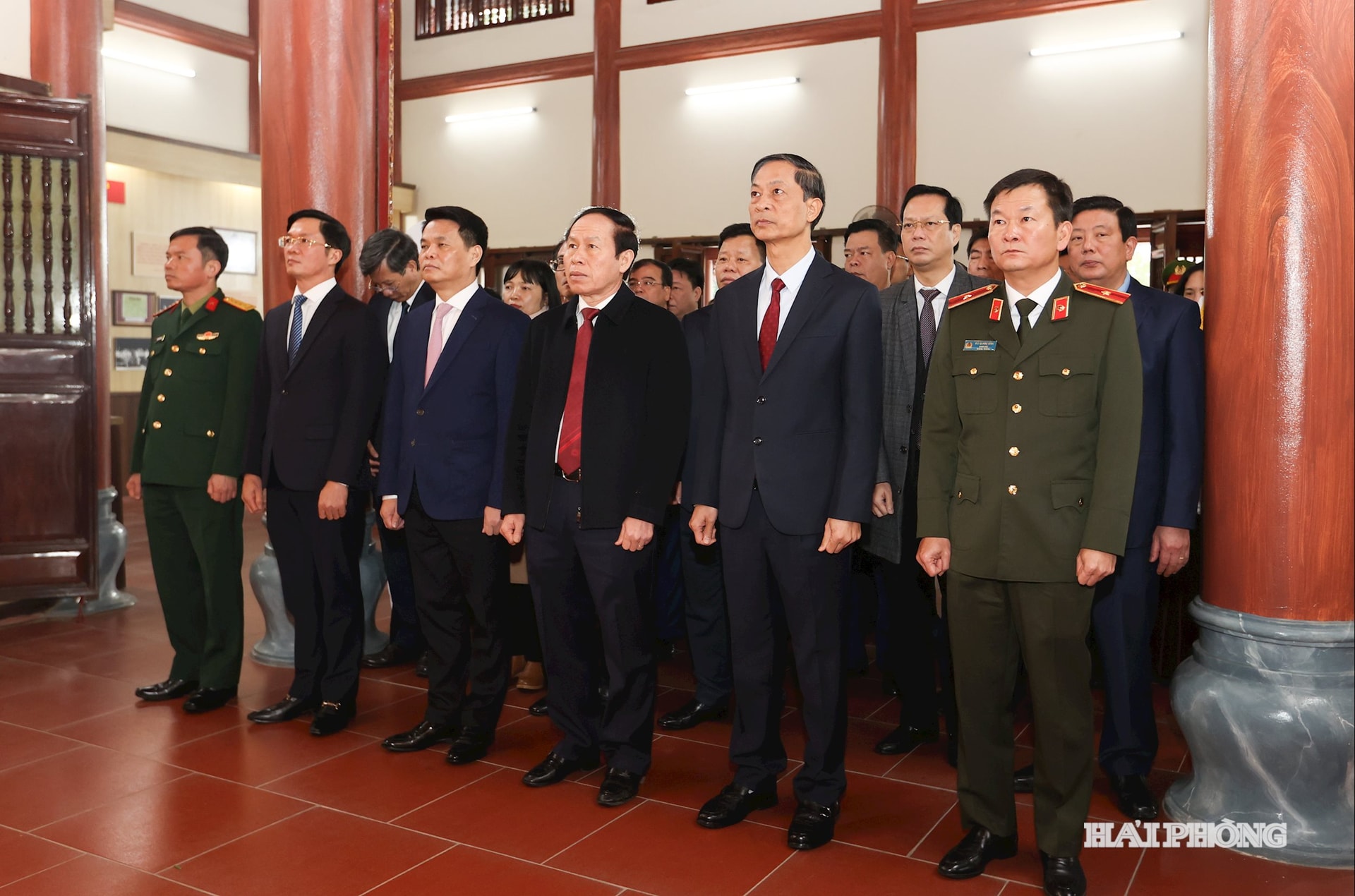 Đoàn đại biểu dâng hương tại Nhà tưởng niệm đồng chí Nguyễn Lương Bằng