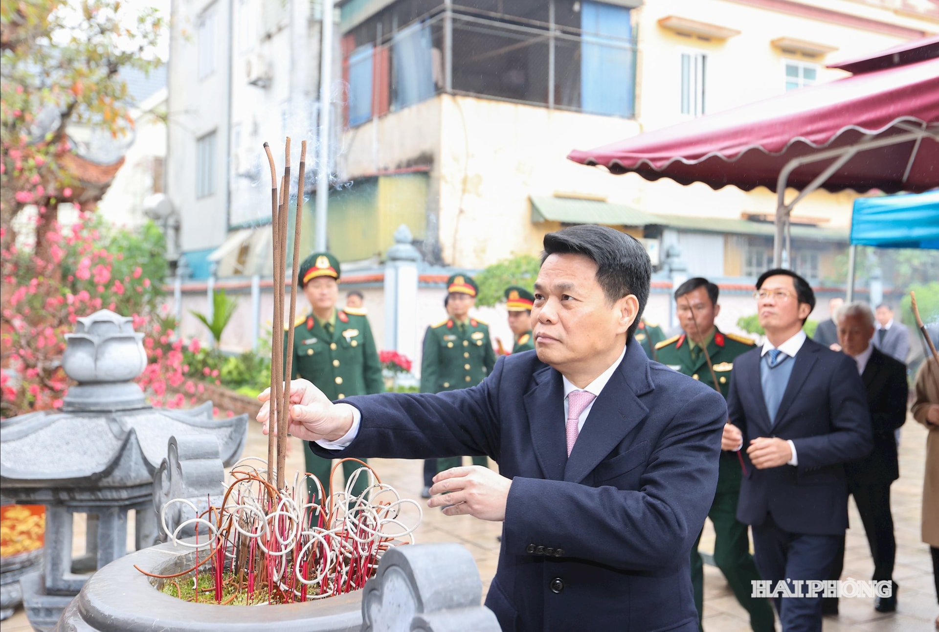 Đồng chí Lê Ngọc Châu, Ủy viên Trung ương Đảng, Phó Bí thư Thành ủy, Chủ tịch UBND thành phố dâng hương tại Nhà lưu niệm đồng chí Lê Thanh Nghị