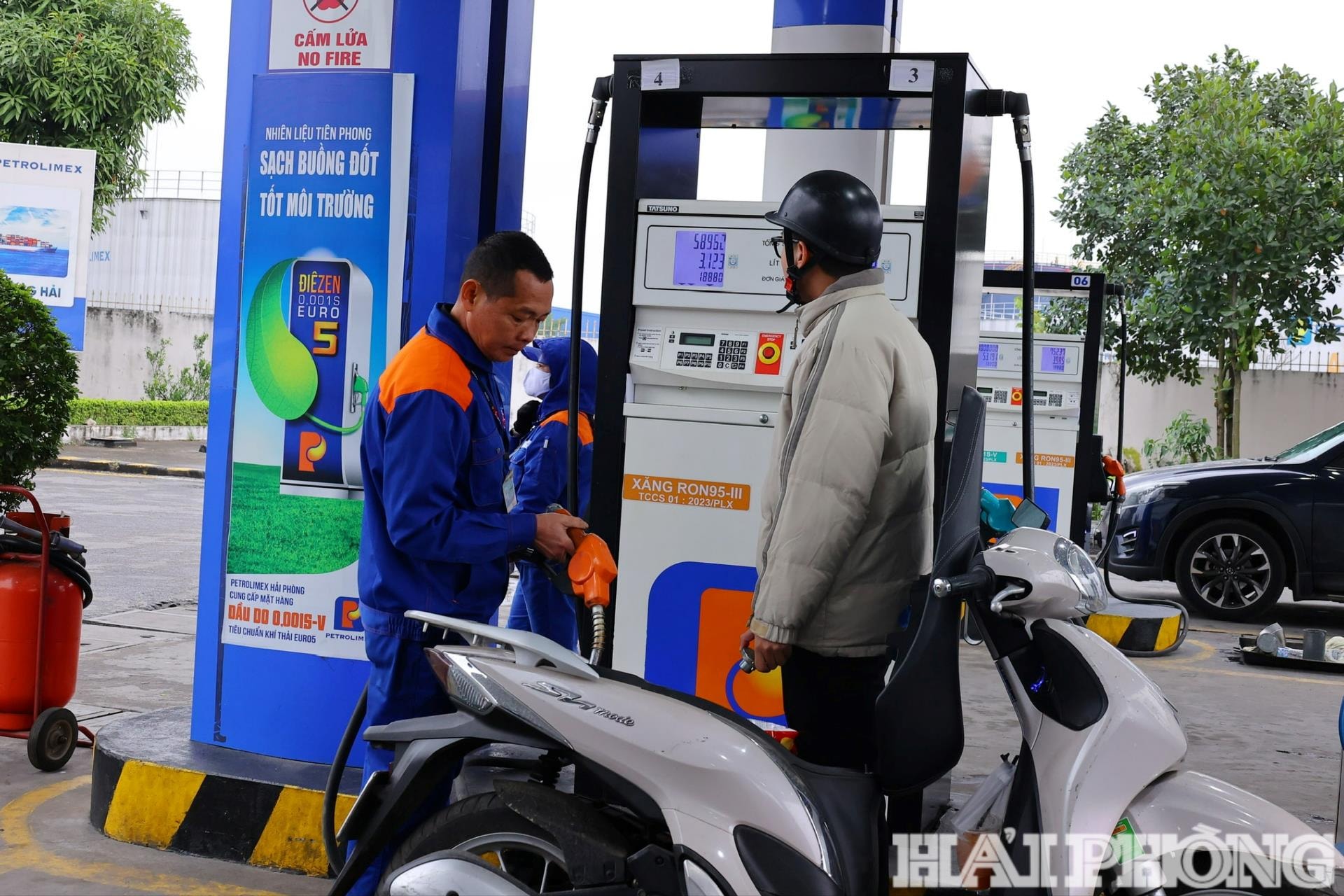 Mặt hàng xăng dầu được Công ty TNHH MTV Petrolimex Hải Phòng chủ động phương án dự trữ, đáp ứng nhu cầu của người dân, doanh nghiệp. Ảnh: PHẠM CƯỜNG
