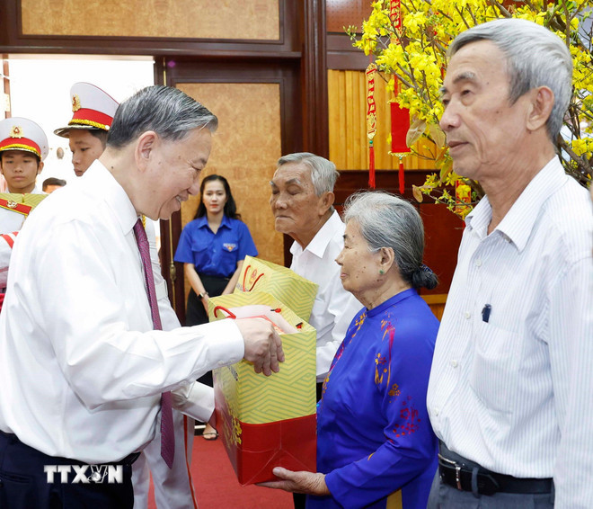 Tổng Bí thư Tô Lâm tặng quà cho gia đình chính sách và người có công tiêu biểu. (Ảnh: Thống Nhất/TTXVN) ttxvn-tong-bi-thu-to-lam-tham-chuc-tet-dang-bo-tay-ninh-2-resize.jpg