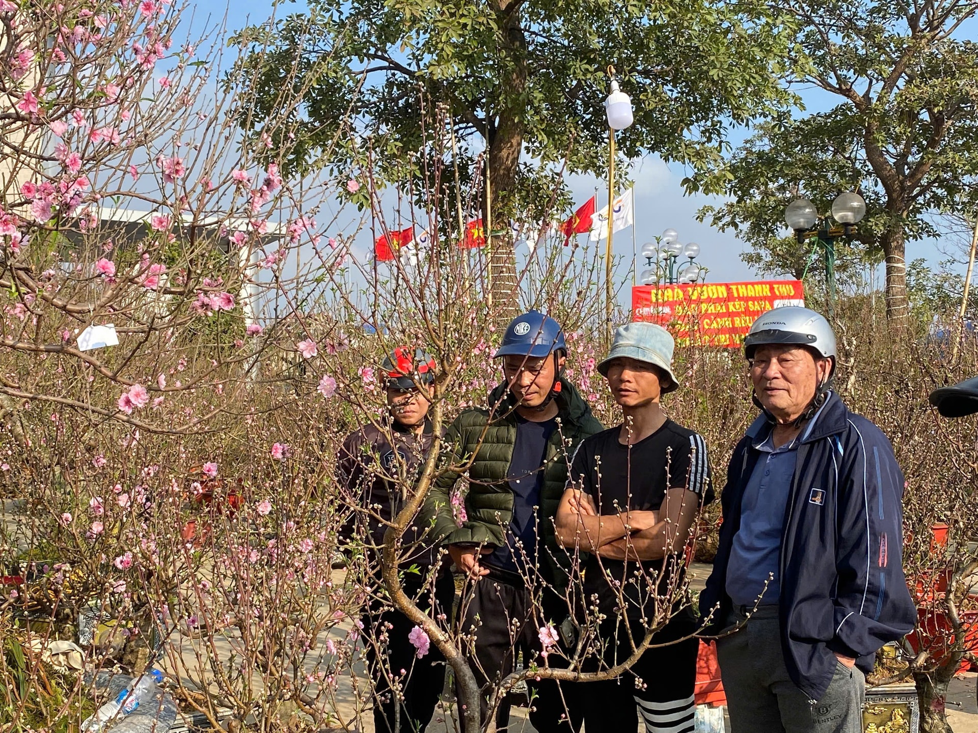 2026年春のレ・ホン・フォン通りの花市場を訪れる市民たち。写真:ホアン・フオック