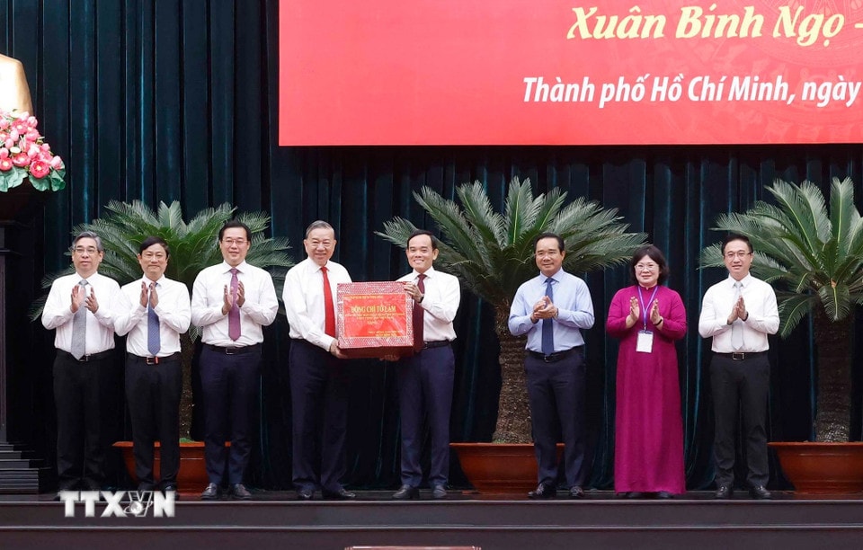ttxvn-tong-bi-thu-chuc-tet-dang-bo-chinh-quyen-va-nhan-dan-thanh-pho-ho-chi-minh-9-resize.jpg