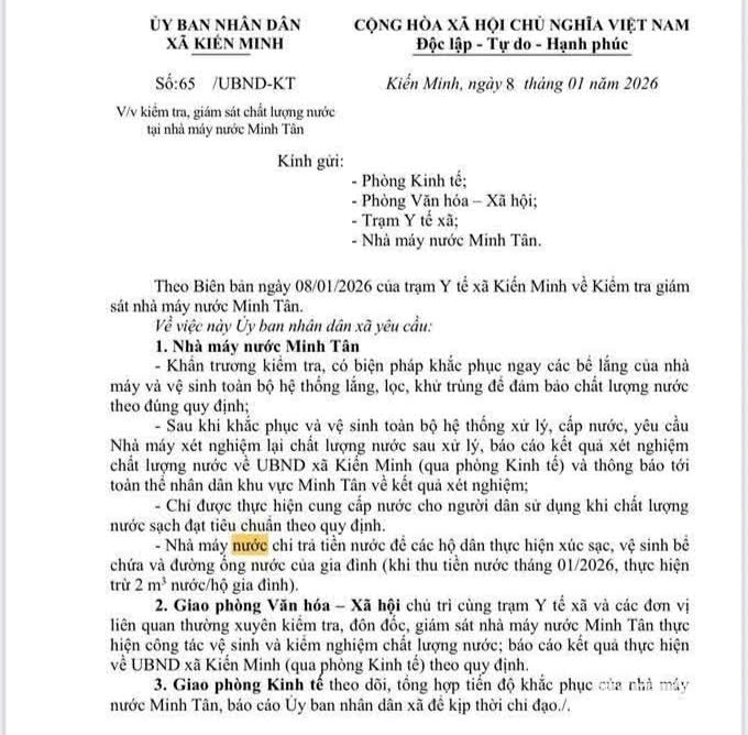 Xã Kiến Minh chỉ đạo xử lý sự cố nước sinh hoạt có mùi lạ.