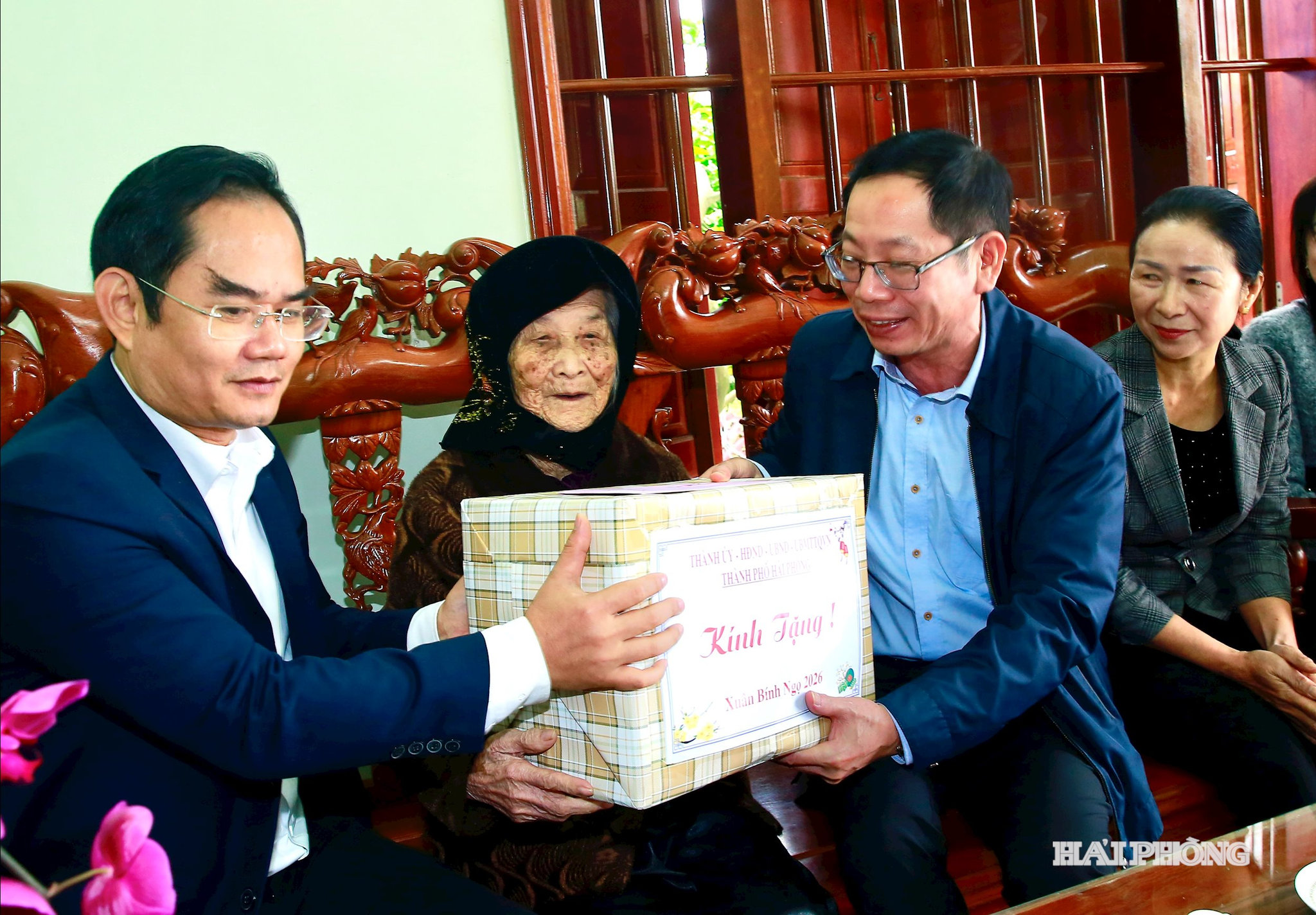 Đồng chí Vũ Tiến Phụng, Uỷ viên Ban Thường vụ Thành uỷ, Phó chủ tịch UBND thành phố thăm, chúc tết Mẹ Việt Nam Anh hùng Bùi Thị Mận, sinh năm 1928 ở Tổ dân phố Quảng Thanh 2, phường Lê Ích Mộc.