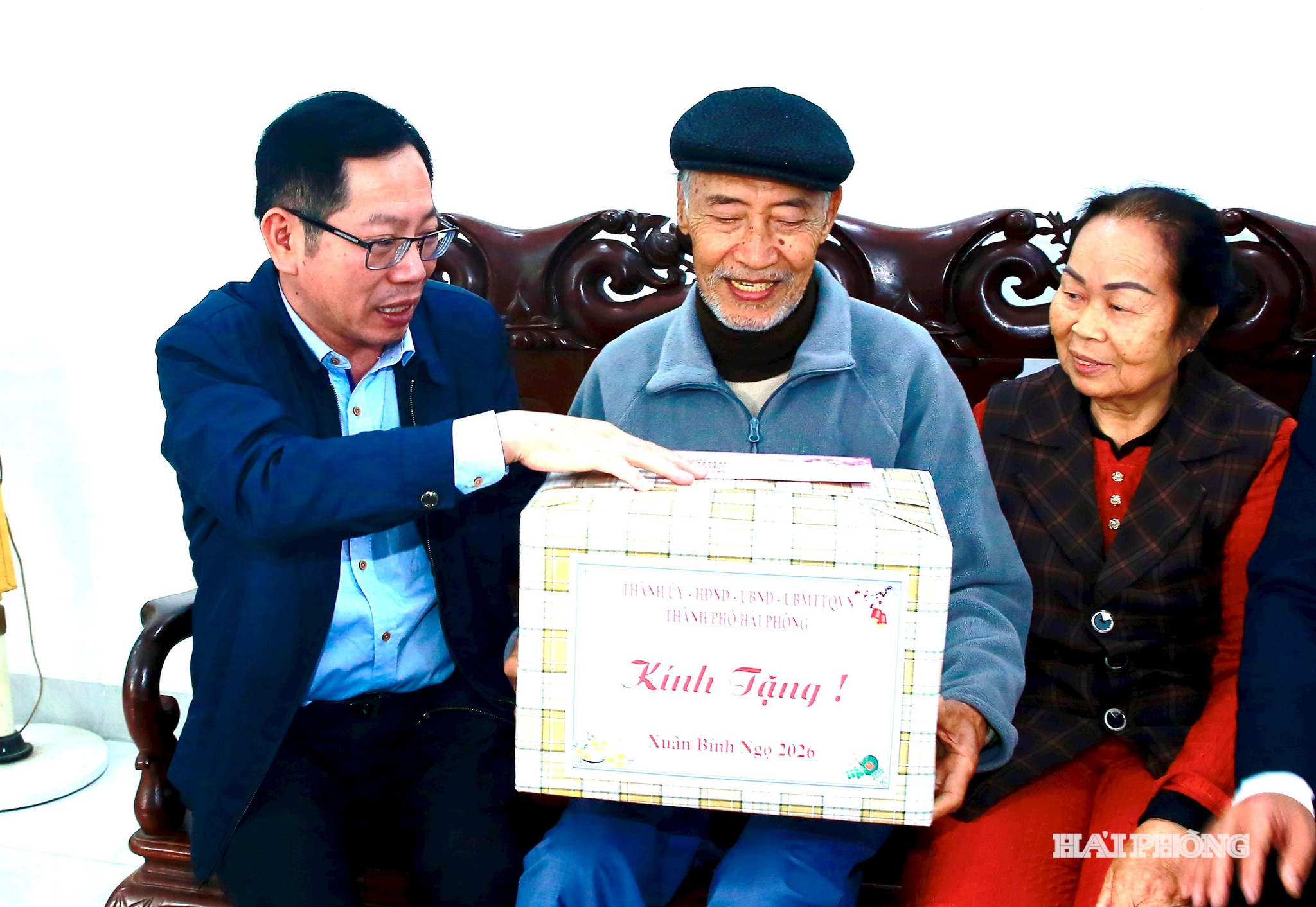 Đồng chí Vũ Tiến Phụng, Uỷ viên Ban Thường vụ Thành uỷ, Phó chủ tịch UBND thành phố thăm, chúc tết ông Đặng Văn Phú, sinh năm 1943 là Người hoạt động kháng chiến bị dịch bắt tù đày ở Tổ dân phố Quảng Thanh e, phường Lê Ích Mộc.