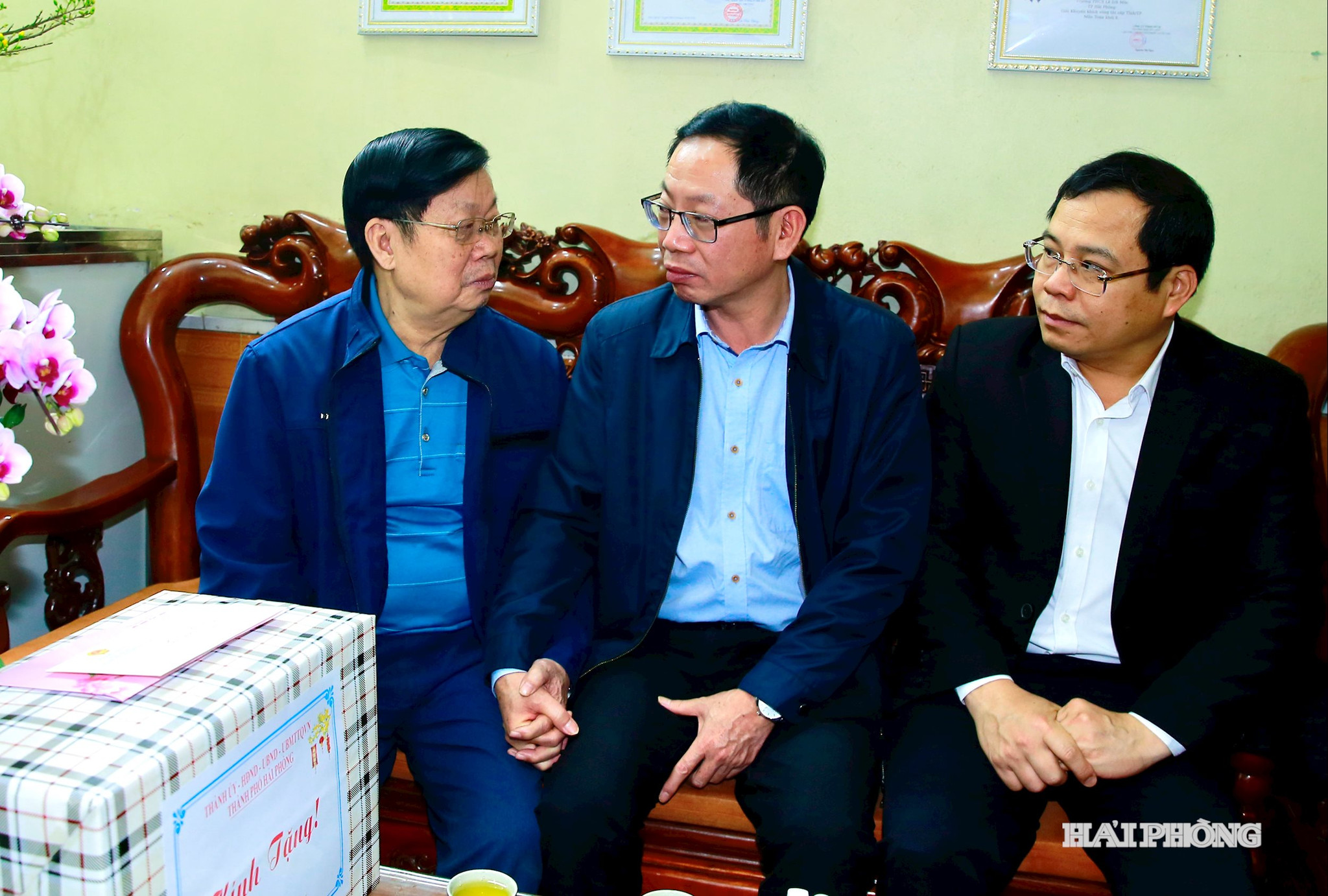 Đồng chí Vũ Tiến Phụng, Uỷ viên Ban Thường vụ Thành uỷ, Phó chủ tịch UBND thành phố thăm, chúc tết ông Mai Văn Mỹ, sinh năm 1949, là thương binh loại A, tỷ lệ tổn thương cở thể do thương tật 72%, ở Tổ dân phố Bạch Đằng 1, phường Thuỷ Nguyên.