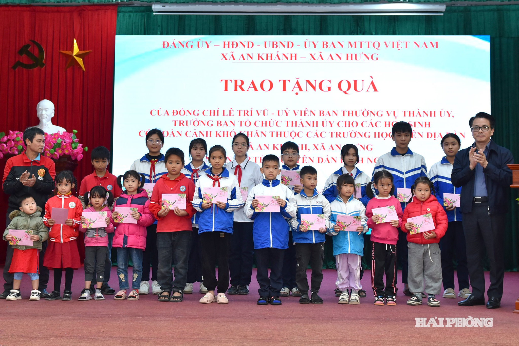 Đồng chí Lê Trí Vũ, Ủy viên Ban Thường vụ Thành ủy, Trưởng Ban Tổ chức Thành uỷ trao quà tặng các học sinh nghèo vượt khó trên địa bàn xã An Hưng, An Khánh.