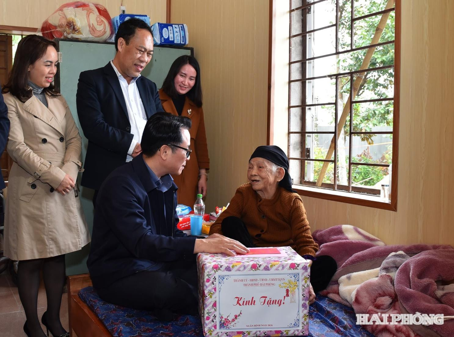 anh-vu-tang-qua7(1).jpg