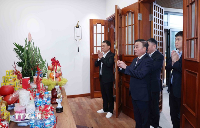 Thường trực Ban Bí thư Trần Cẩm Tú dâng hương tưởng nhớ Tổng Bí thư Nguyễn Phú Trọng. (Ảnh: Phương Hoa/TTXVN) ttxvn-thuong-truc-ban-bi-thu-tran-cam-tu-tham-chuc-tet-cac-dong-chi-nguyen-lanh-dao-dang-nha-nuoc-2.jpg