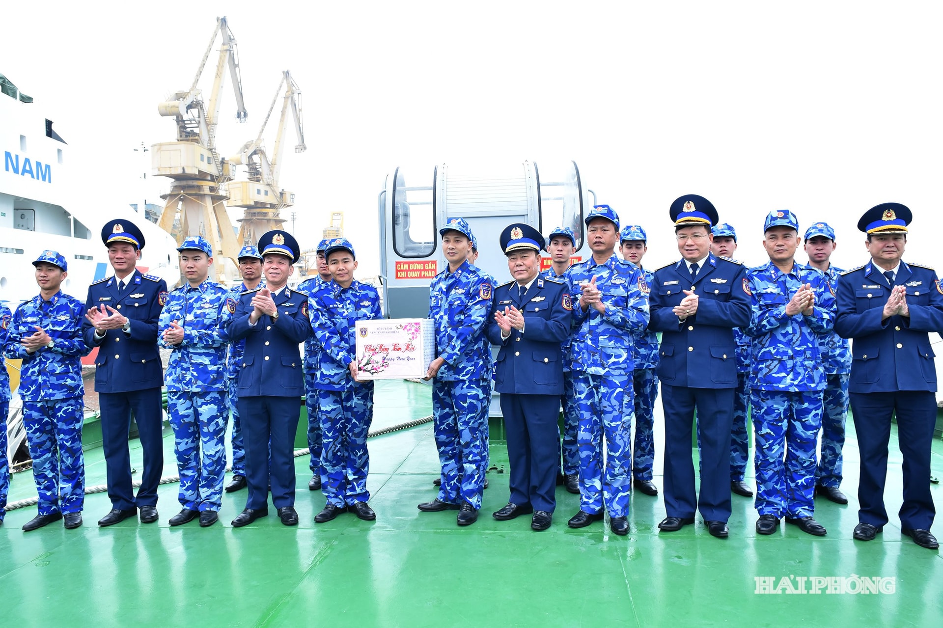 Thiếu tướng Trần Văn Thơ, Tư lệnh Vùng Cảnh sát biển 1 tặng quà cán bộ, chiến sĩ tàu Cảnh sát biển 4036 trước giờ lên đường thực hiện nhiệm vụ.