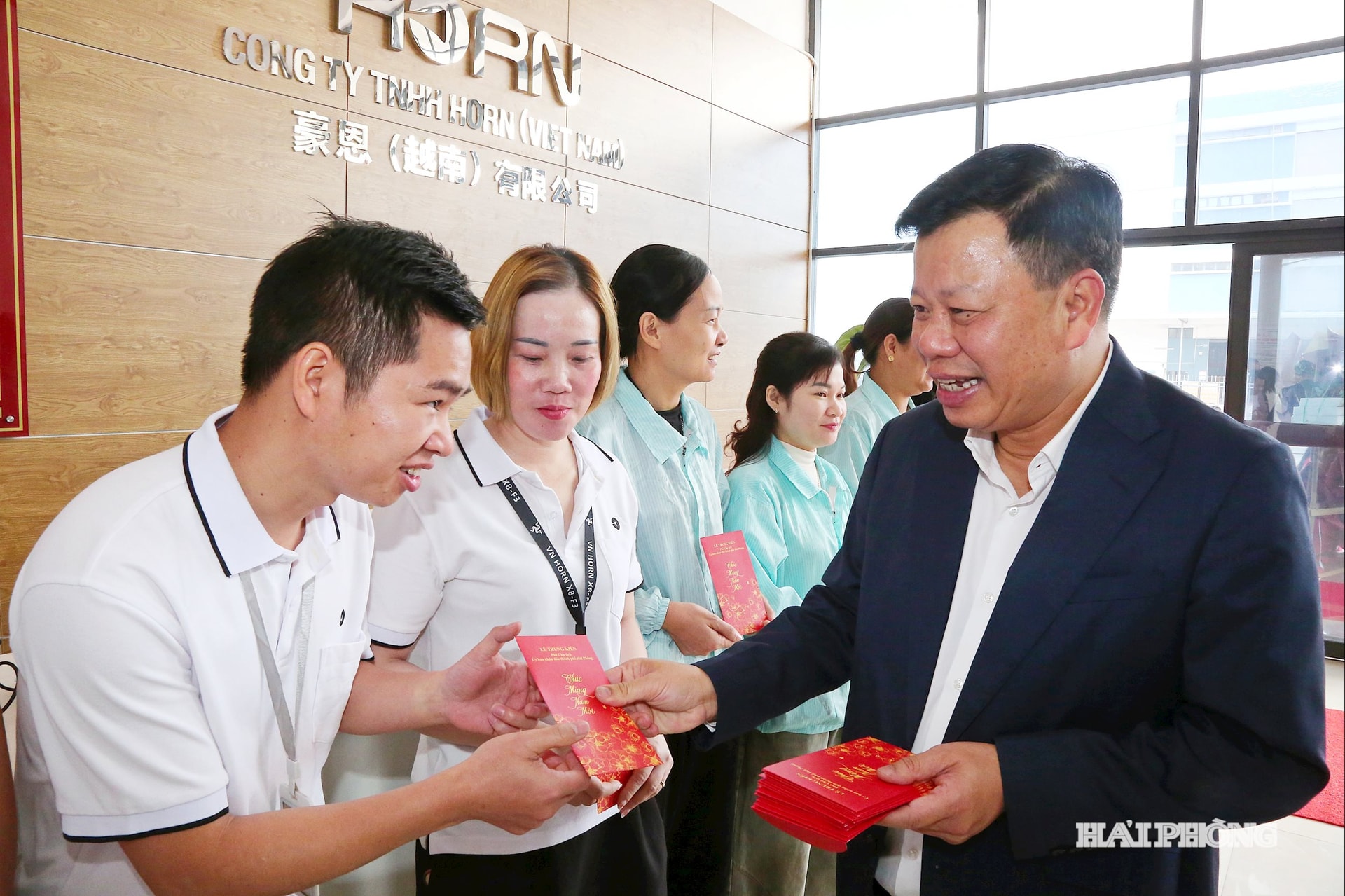 Genosse Le Trung Kien, stellvertretender Vorsitzender des Volkskomitees von Ho-Chi-Minh-Stadt, besuchte die Firma HOM Vietnam Co., Ltd. und überbrachte ihr Neujahrsgrüße.