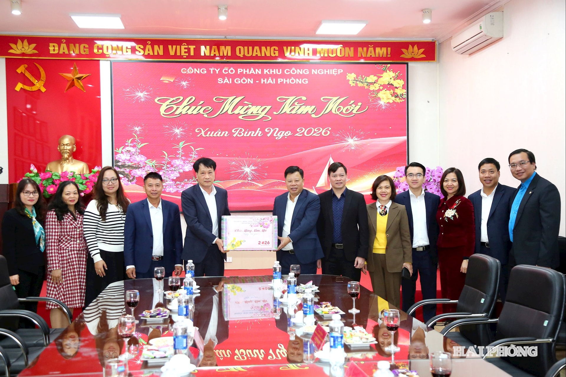 Genosse Le Trung Kien, stellvertretender Vorsitzender des Volkskomitees der Stadt Hai Phong, besuchte die Saigon-Hai Phong Industrial Park Joint Stock Company und überbrachte ihr Neujahrsgrüße.