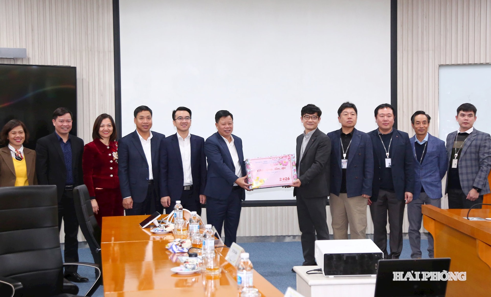 Genosse Le Trung Kien, stellvertretender Vorsitzender des Volkskomitees der Stadt Hai Phong, besuchte die Firma LG-Display Vietnam Co., Ltd. - Hai Phong und überbrachte Neujahrsgrüße.