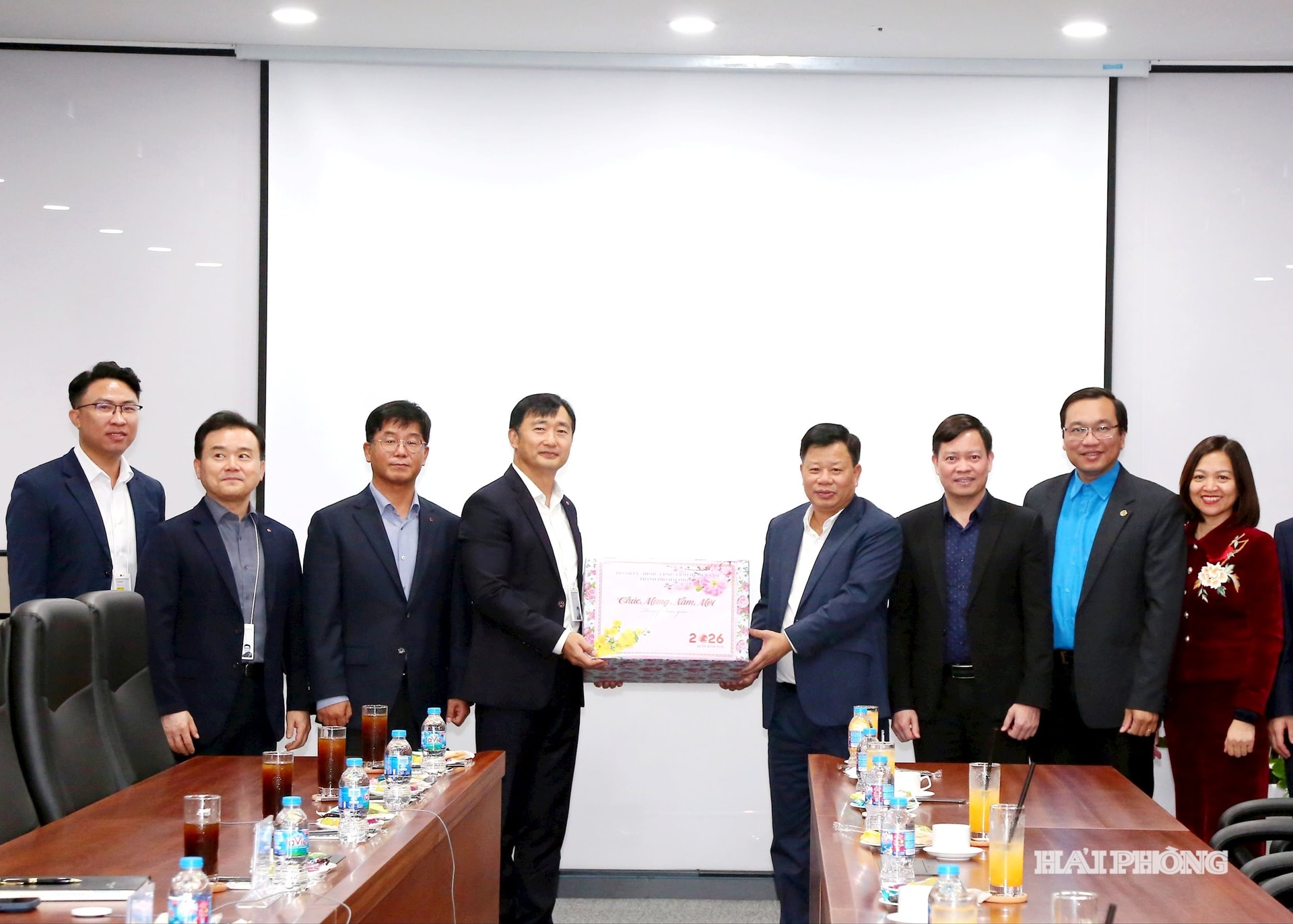 Genosse Le Trung Kien, stellvertretender Vorsitzender des Volkskomitees der Stadt Hai Phong, besuchte die Firma LG Electronics Vietnam Co., Ltd. - Hai Phong und überbrachte Neujahrsgrüße.