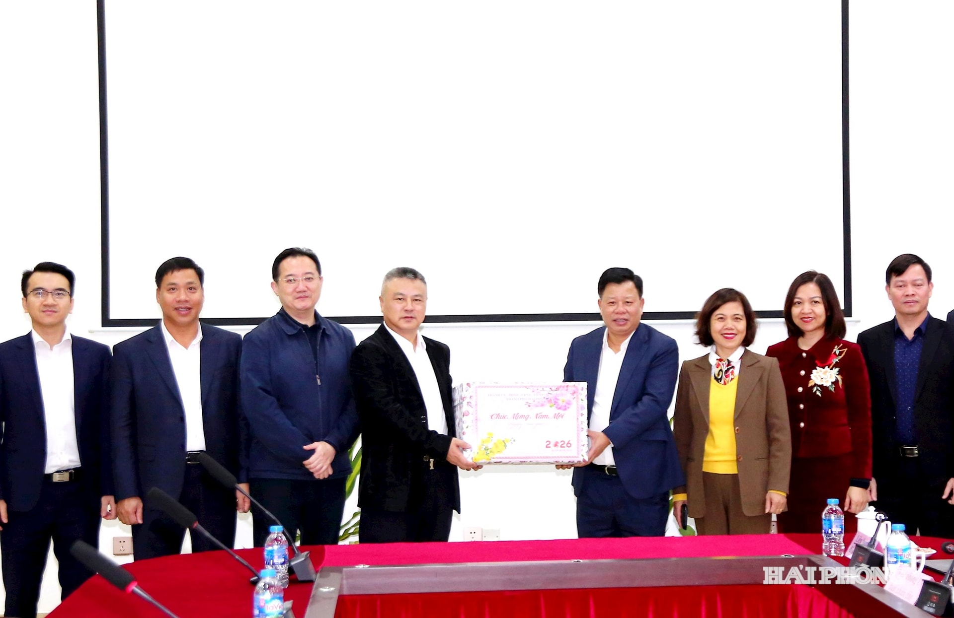 Genosse Le Trung Kien, stellvertretender Vorsitzender des Volkskomitees der Stadt, besuchte die Tham Viet Joint Investment Company Limited und überbrachte ihr Neujahrsgrüße.