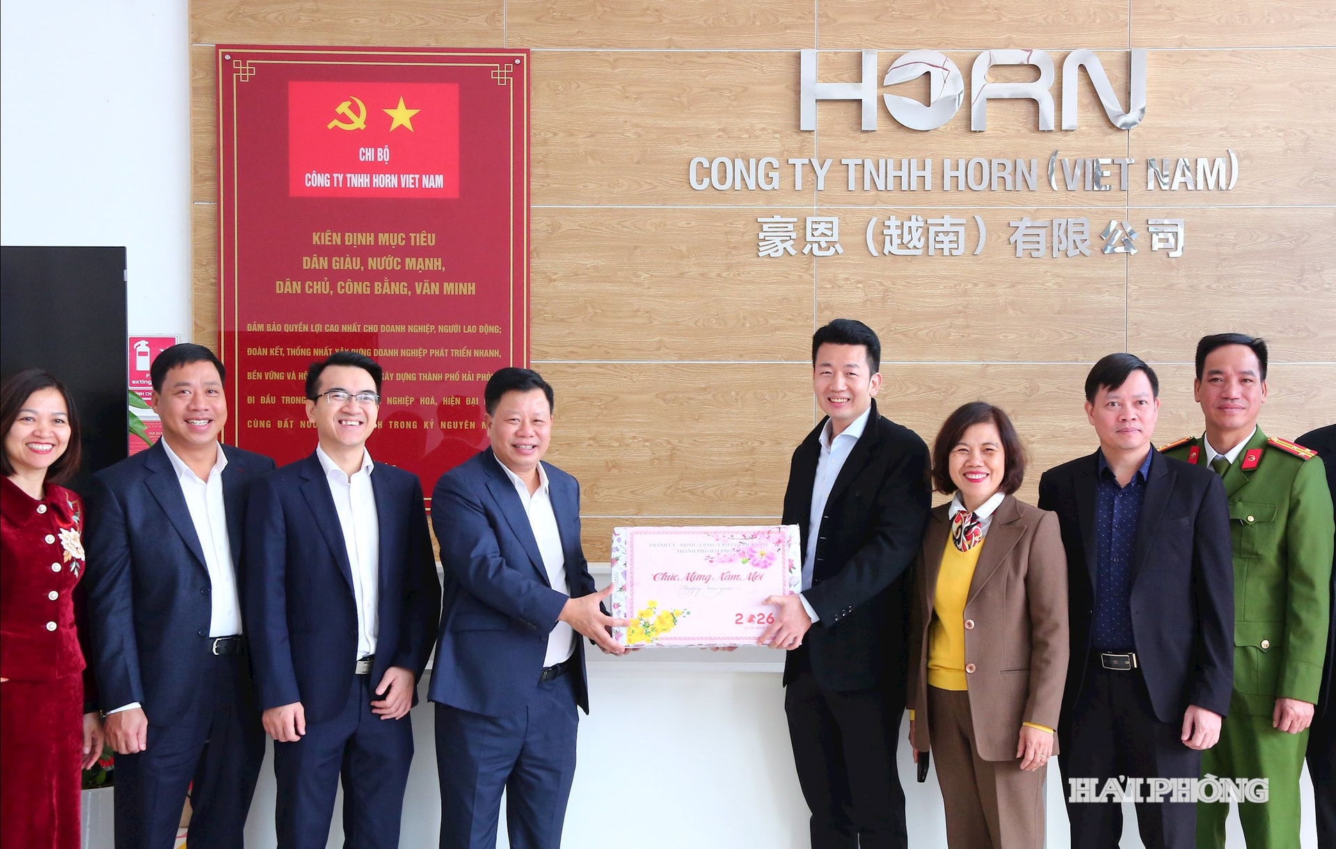 Genosse Le Trung Kien, stellvertretender Vorsitzender des Volkskomitees von Ho-Chi-Minh-Stadt, besuchte die Firma HOM Vietnam Co., Ltd. und überbrachte ihr Neujahrsgrüße.