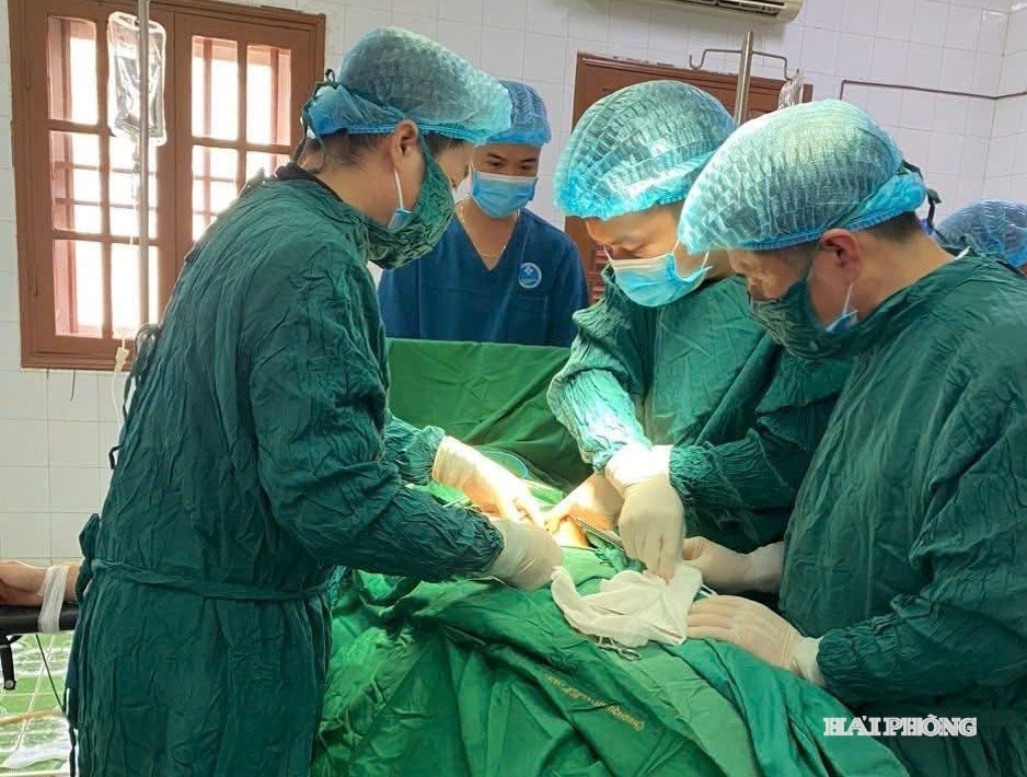 Các y, bác sĩ Trung tâm Y tế quân dân y Bạch Long Vĩ mổ cấp cứu cho người bệnh