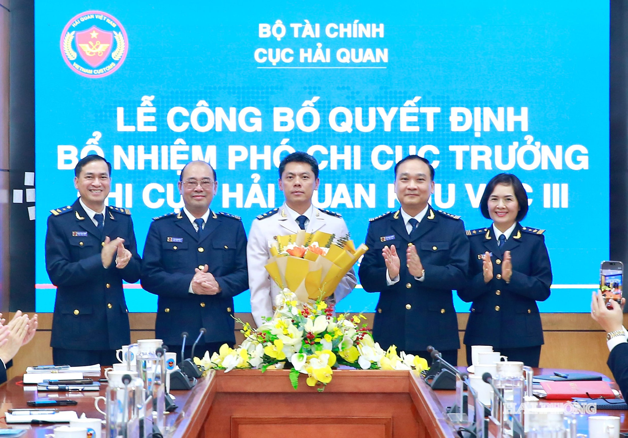 Lãnh đạo Chi cục Hải quan Khu vực III tặng hoa chúc mừng.