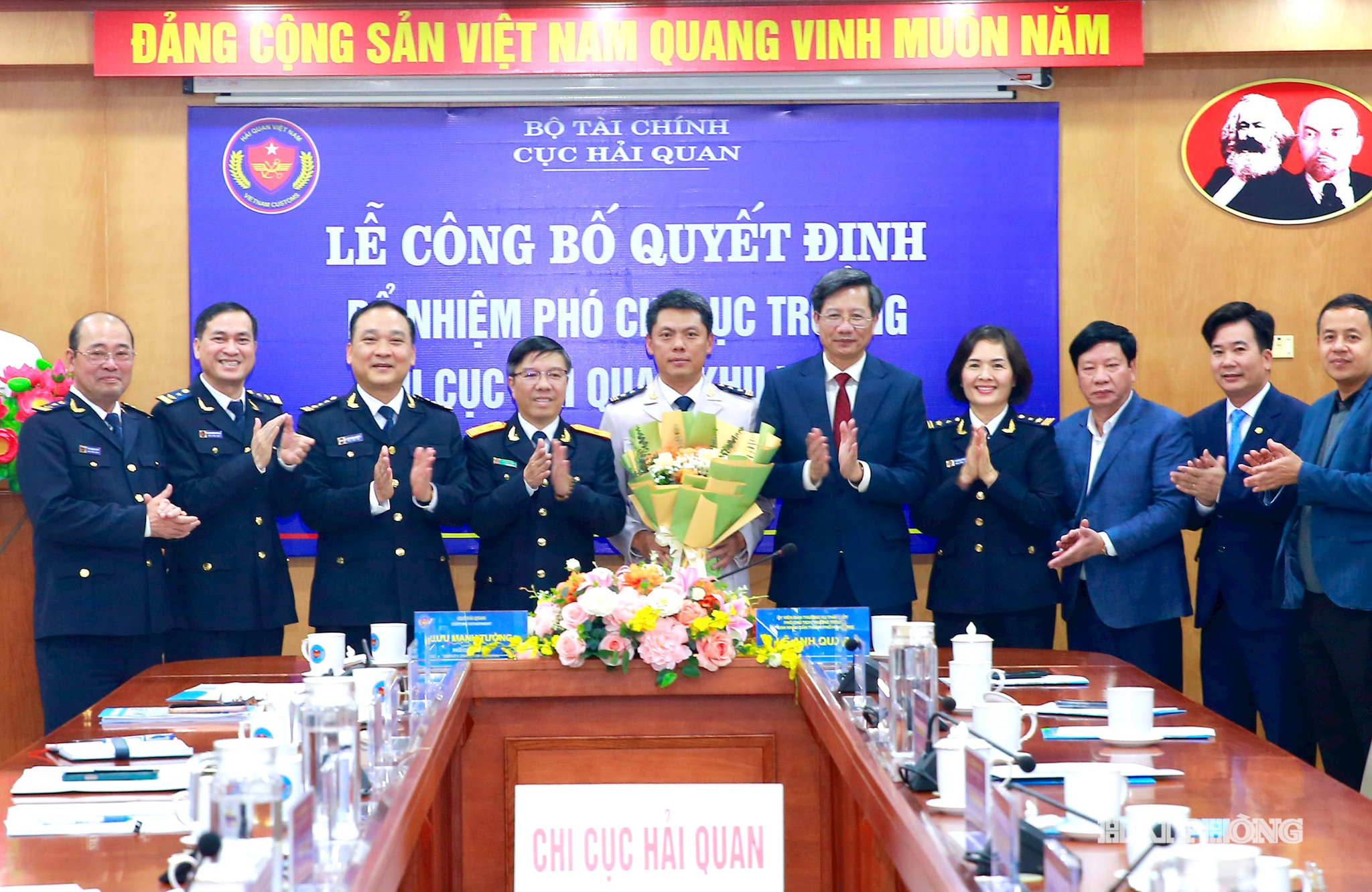 Đồng chí Lê Anh Quân, Uỷ viên Ban Thường vụ Thành uỷ, Phó chủ tịch Thường trực UBND thành phố, lãnh đạo Cục Hải quan và chi cục Hải quan Khu vực III tặng hoa chúc mừng đồng chí Lại An Ninh được bổ nhiệm giữ chức Phó chi cục Hải quan khu vực III.
