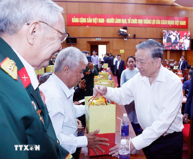 ttxvn-tong-bi-thu-tham-chuc-tet-dang-bo-chinh-quyen-va-nhan-dan-tinh-dak-lak2.jpg