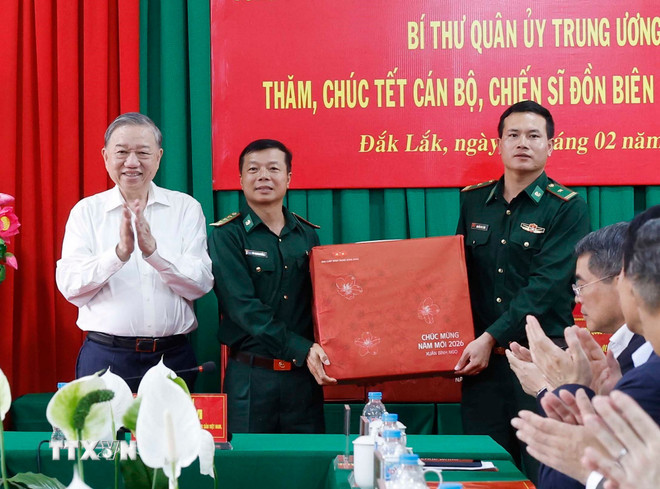 Tổng Bí thư Tô Lâm, Bí thư Quân ủy Trung ương tặng quà Tết cán bộ chiến sỹ Đồn Biên phòng EA H'Leo, tỉnh Đắk Lắk. (Ảnh: Thống Nhất/TTXVN) ttxvn-tong-bi-thu-to-lam-bi-thu-quan-uy-trung-uong-tham-chuc-tet-can-bo-chien-sy-don-bien-phong-ea-hleo-4.jpg