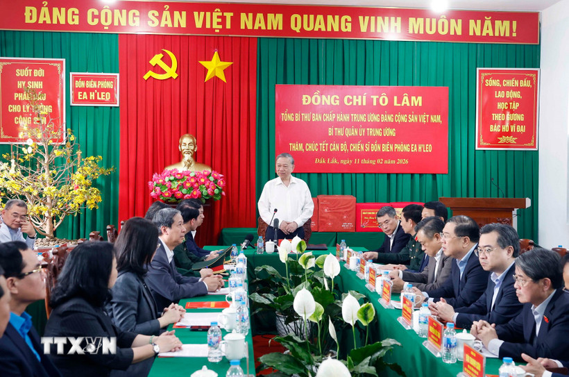 Tổng Bí thư Tô Lâm, Bí thư Quân ủy Trung ương chúc Tết cán bộ chiến sỹ Đồn Biên phòng EA H'Leo, tỉnh Đắk Lắk. (Ảnh: Thống Nhất/TTXVN)
