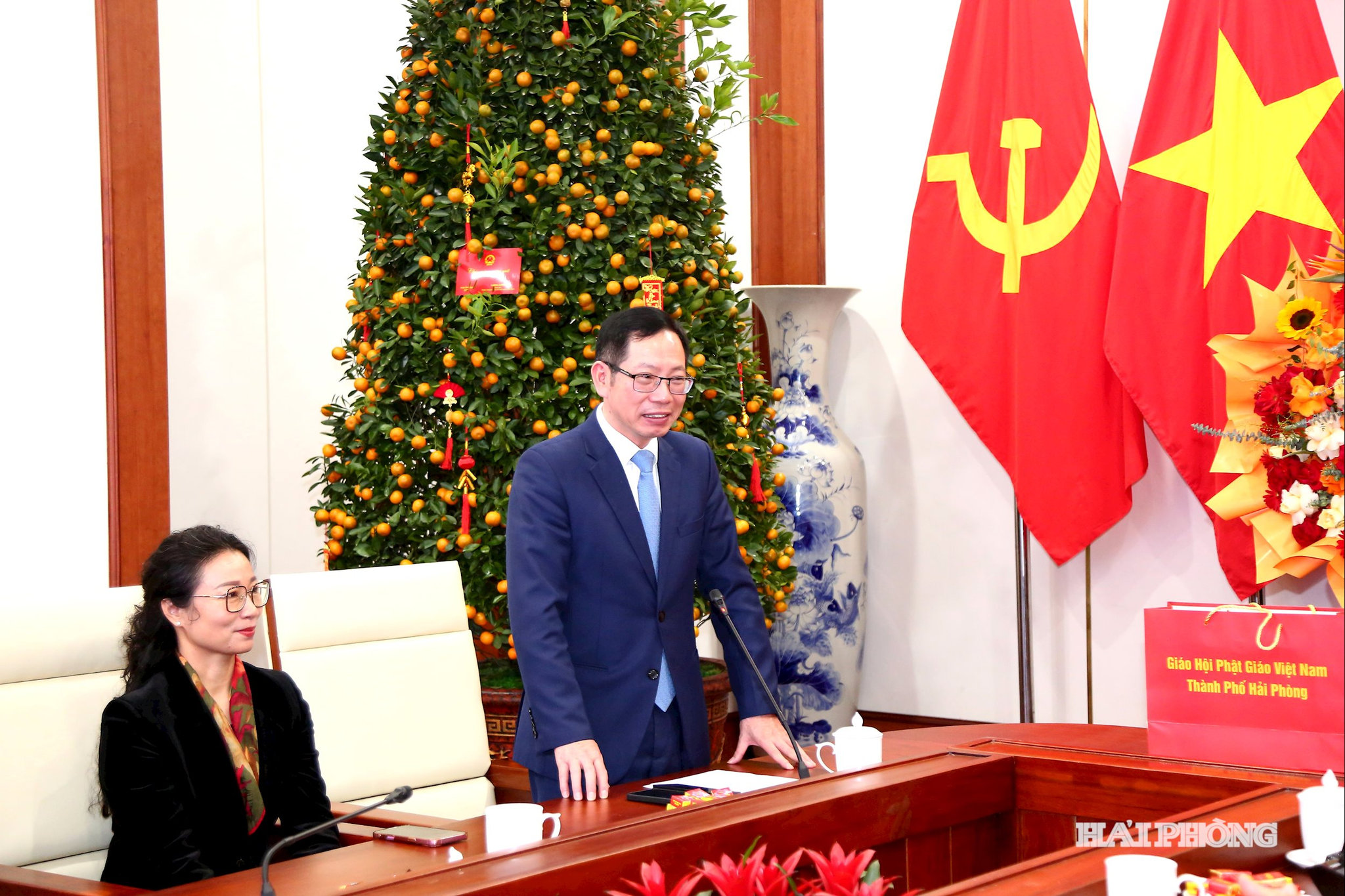 Đồng chí Vũ Tiến Phụng, Phó chủ tịch UBND thành phố tiếp đoàn Giáo Hội Phật giáo thành phố tới thăm và chúc Tết UBND thành phố