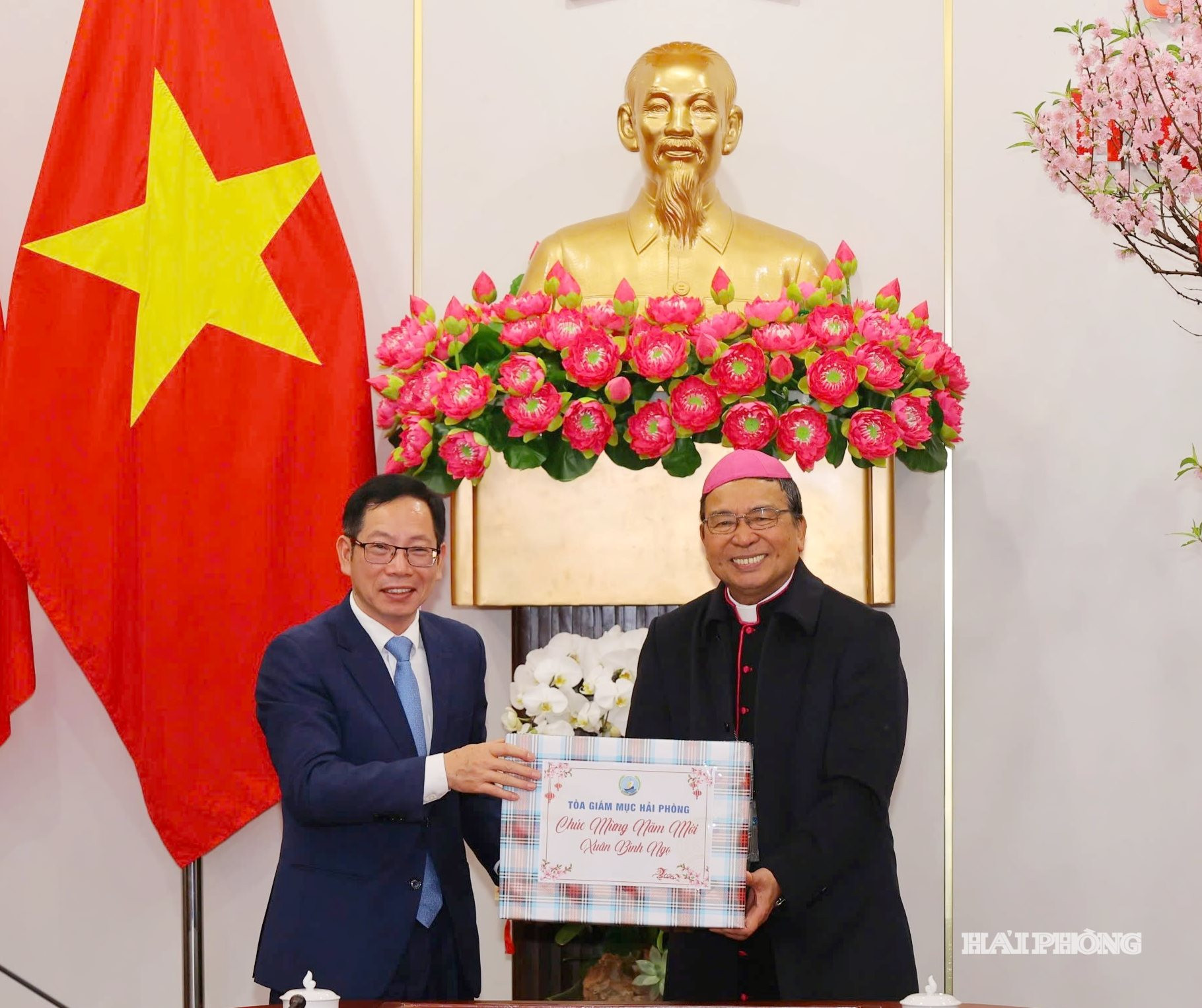 Đồng chí Vũ Tiến Phụng, Phó chủ tịch UBND thành phố tiếp Đoàn chức sắc Tôn giáo Hải Phòng tới thăm và chúc Tết UBND thành phố