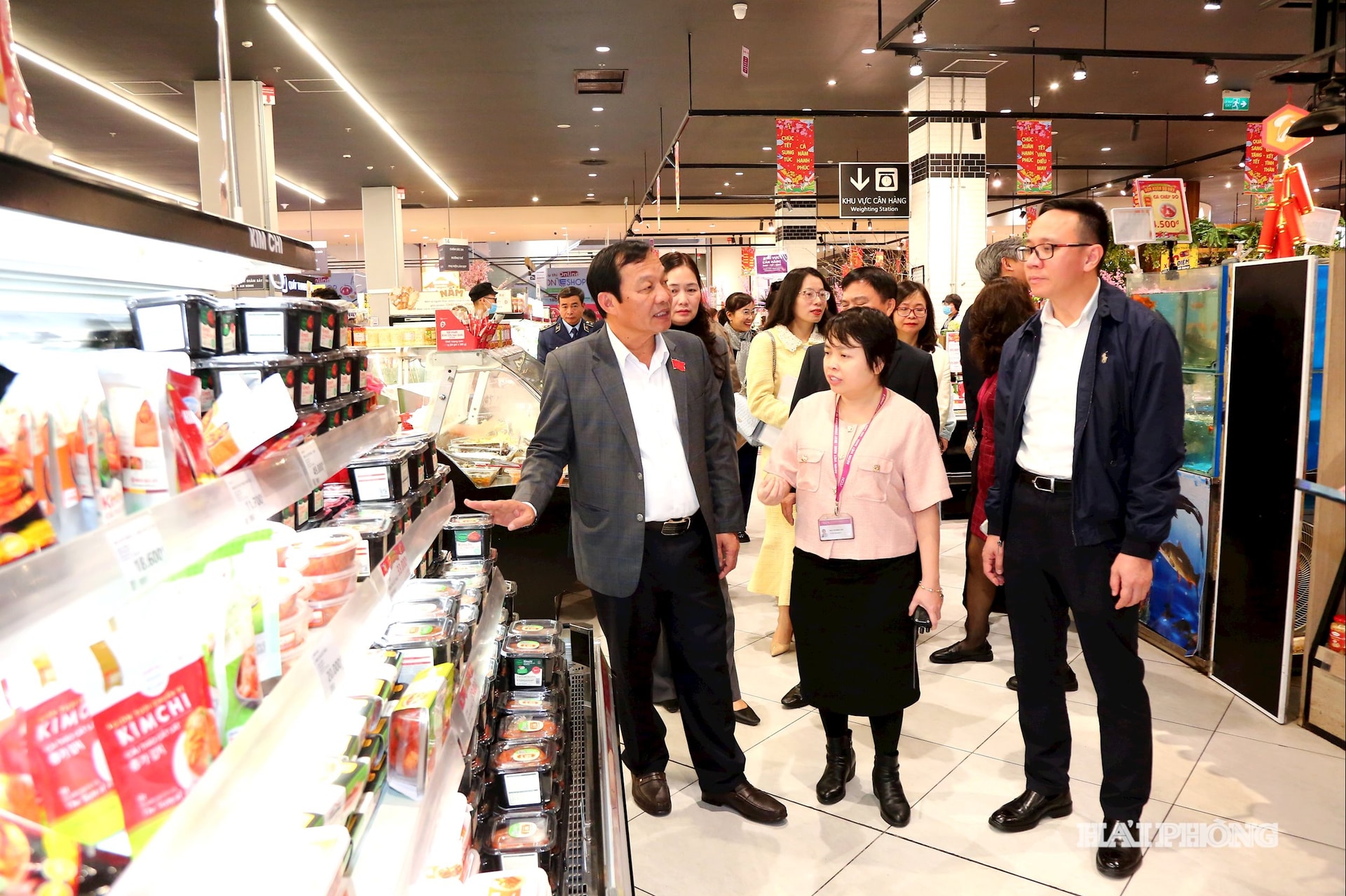Đồng chí Lê Văn Hiệu, Phó bí thư Thành ủy, Chủ tịch HĐND thành phố cùng các Ban, Ngành kiểm tra thị trường Tết tại Trung tâm thương mại Aeon Mall Lê Chân -Hải Phòng