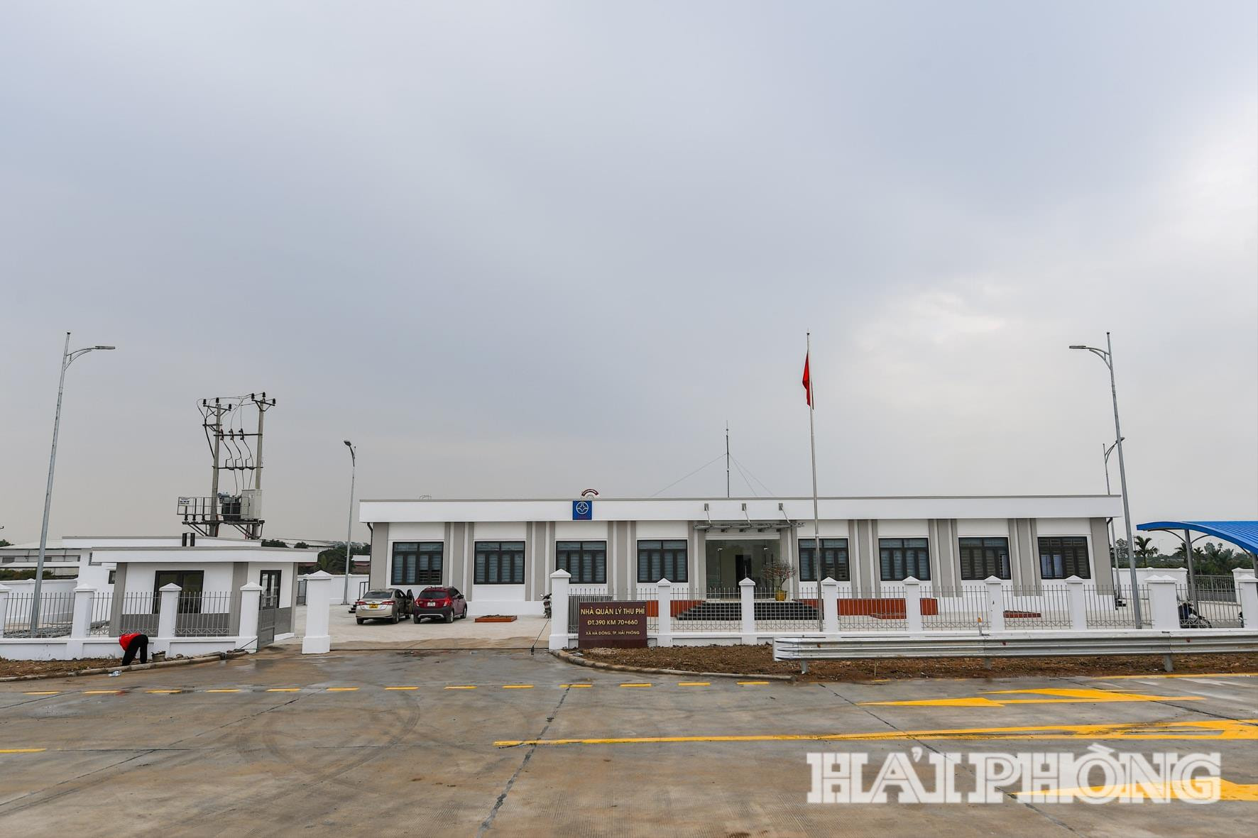 Nhà quản lý thu phí tại nút giao kết nối đường 390 với đường ô tô cao tốc Hà Nội – Hải Phòng tại xã Hà Đông.