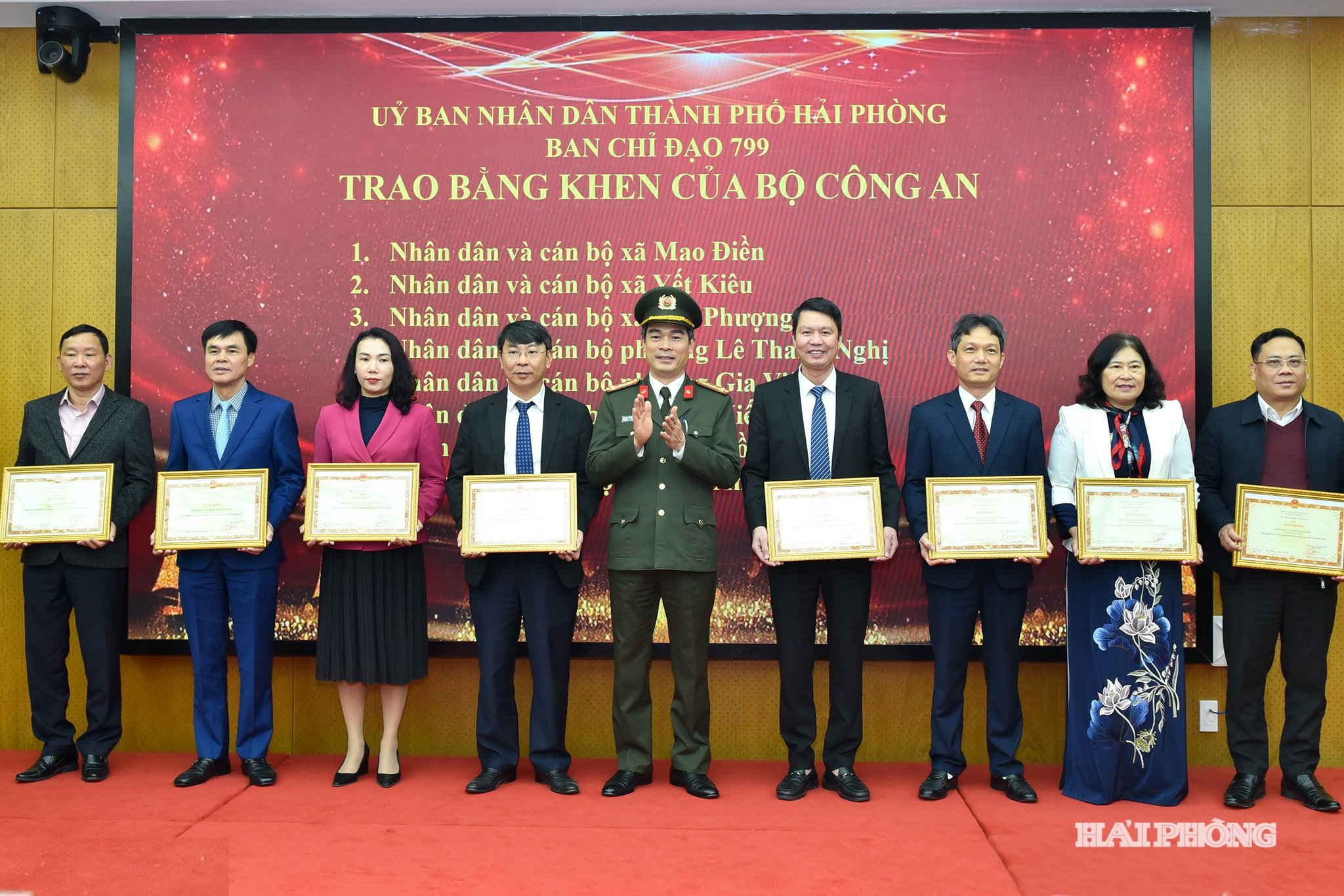 Lãnh đạo Công an thành phố trao bằng khen của Bộ Công an tặng các tập thể có thành tích xuất sắc.