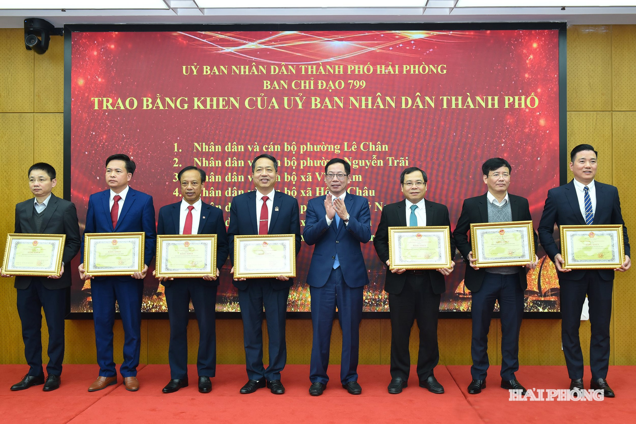 Đồng chí Vũ Tiến Phụng, Uỷ viên Ban Thường vụ Thành uỷ, Phó Chủ tịch UBND thành phố trao bằng khen tặng các tập thể có thành tích xuất sắc.