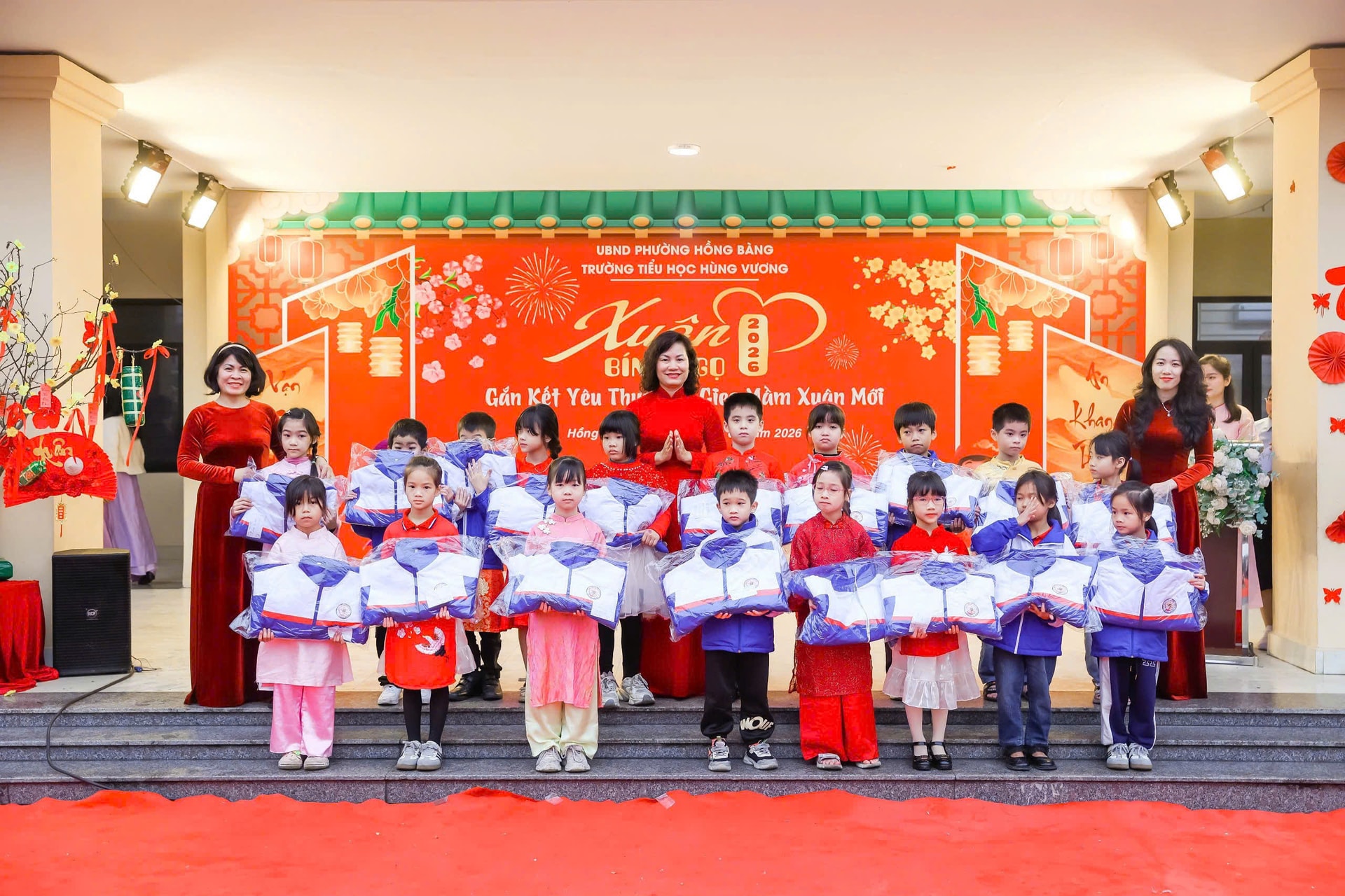 Lãnh đạo Trường Tiểu học Hùng Vương trao quà tặng học sinh có hoàn cảnh khó khăn dịp Tết Bính Ngọ 2026.